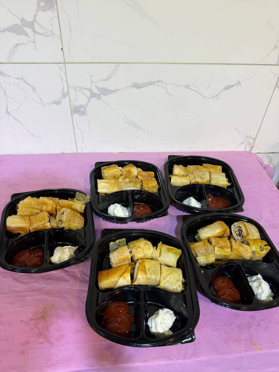 تصلك الأكلة حارة وشهية من مطعم كفوش! 🍕🍗
إليك صيغ لإعلانات جاهزة يمكنك استخدامها للنشر:
​الخيار الأول (سريع ومباشر):
​الطعم والنظافة تحكي عن نفسها! 🔥✨
من مطعم كفوش.. أطيب بيتزا، وستريبس مقرمش، وأطباق مميزة محضرة بكل نظافة وإتقان.
  
​🚗 خدمة التوصيل السريعة متوفرة:
📞 ***********
اطلب الآن وتوصلك لحد باب بيتك!
