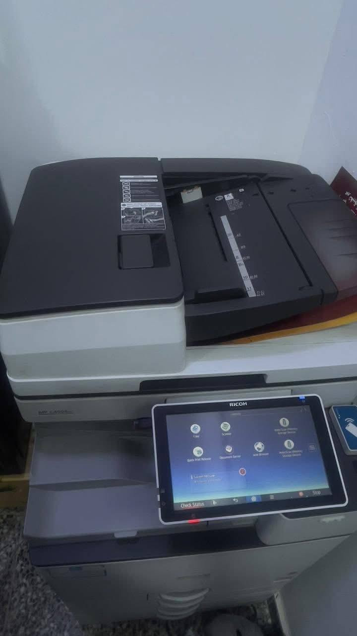طابعة Recoh mp c4504 ex طابعة ليزرية غنية عن التعريف تجي بنظام اربع الوان وبسرعة ٦٠ نسخة للعادي بالدقيقة
و٤٠ نسخة للملون بالدقيقة دقة عالية على اي نوع ورقم من ٧٠ غرام الى ٣٠٠ غرام 
تأتي باربع مجرات للورق المجر الواحد ياخذ ٥٠٠ ورقة الى ٥٥٠ 
تأخذ قياس من A3 ال A7 
تجي بفيدر ملازم سريع ٢٠٠ ورقة سعتة 
شاشة لمس ذكية مع مدخل رام وفلاش سحب سريع 
حفظ سكنر بالفلاش بدقة 1200 pdf مباشر 
ملاحظة// الطابعة مستعملة محتاجة صيانة تنضيف وصيانة داخلية بسيطة يعني شغالة 
للبيع الطابعة ٤٥٠ الف بيع مستعجل 
مكاني بغداد / الغزالية / نهاية شارع المشجر مقابل مدرسة بدر الكبرى 
***********
 للاتصال ***********
طابعة Recoh mp c4504 ex طابعة ليزرية غنية عن التعريف تجي بنظام اربع الوان وبسرعة ٦٠ نسخة للعادي بالدقيقة

