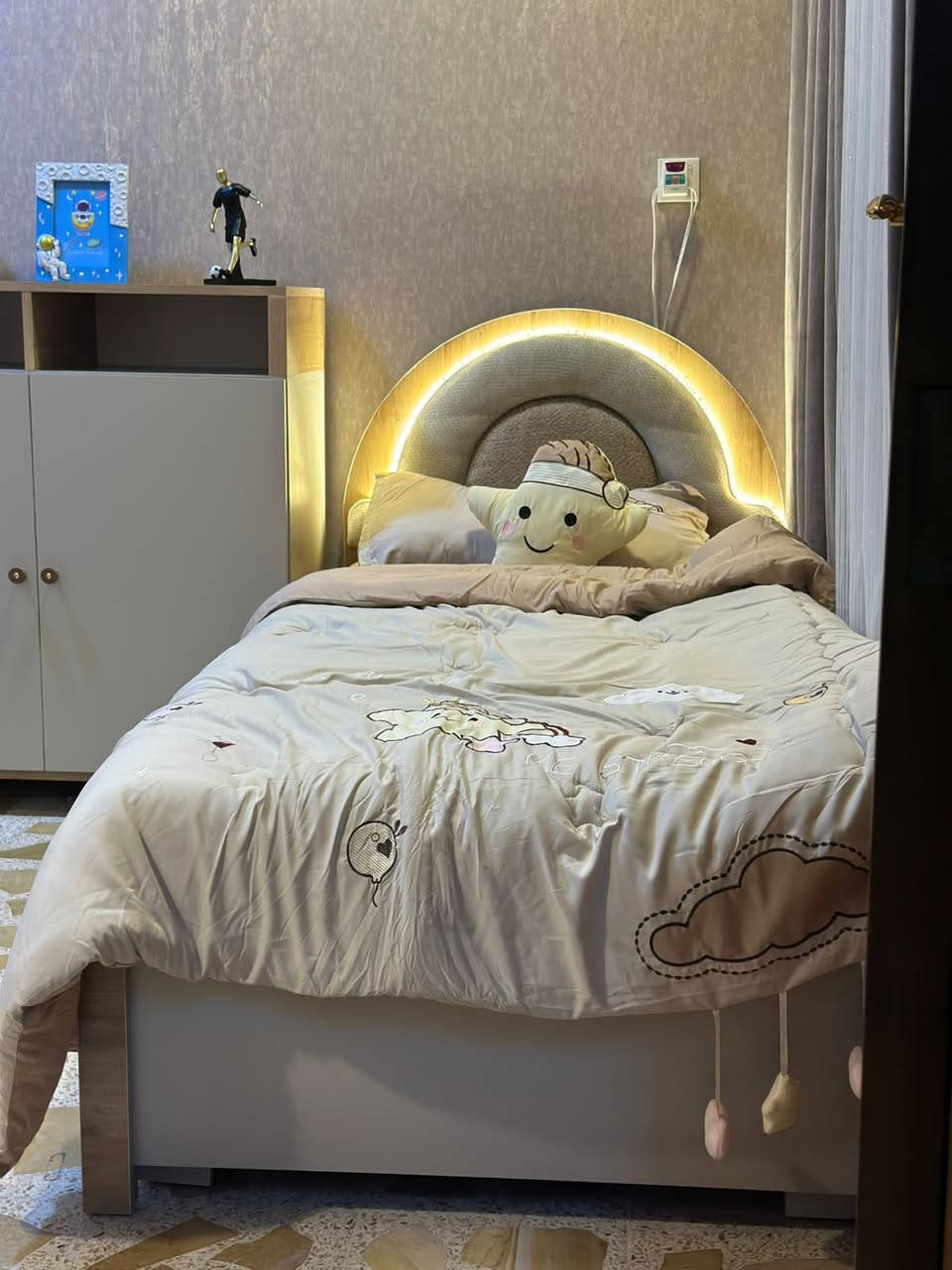 ☁️أطفالكم يستاهلون غُرفة تِشبه أحلامهم✨☁️
مواصفات عالمية ولمسة مصلاوية هندسية ما تغلط بمليم! 📐✨

🪚تفصال حَسب الطلب: صمم الغرفة اللي تِعجبك ونفذها بالمليم.
🪚ألوان حَسب اختيارك: نلبي ذوقكم بلمسات مودرن.
🪚النقل والشد: لجميع مناطق الموصل وكل المحافظات العراقية.
🪚تسهيلات بالدفع: كاش أو بالتقسيط المريح وبدون أي فوائد!

احجزوا الآن واستمتعوا بدقة الشغل المصلاوي الأصيل. 🔨

#معمل_نجارة_الحامد *********** ☎️ 📞 
موقع العمل: موصل / صناعة المعارض 

#السعر دايركت 📥  شامل القياسات والتنفيذ والاكسسوارات والنقل والشد
