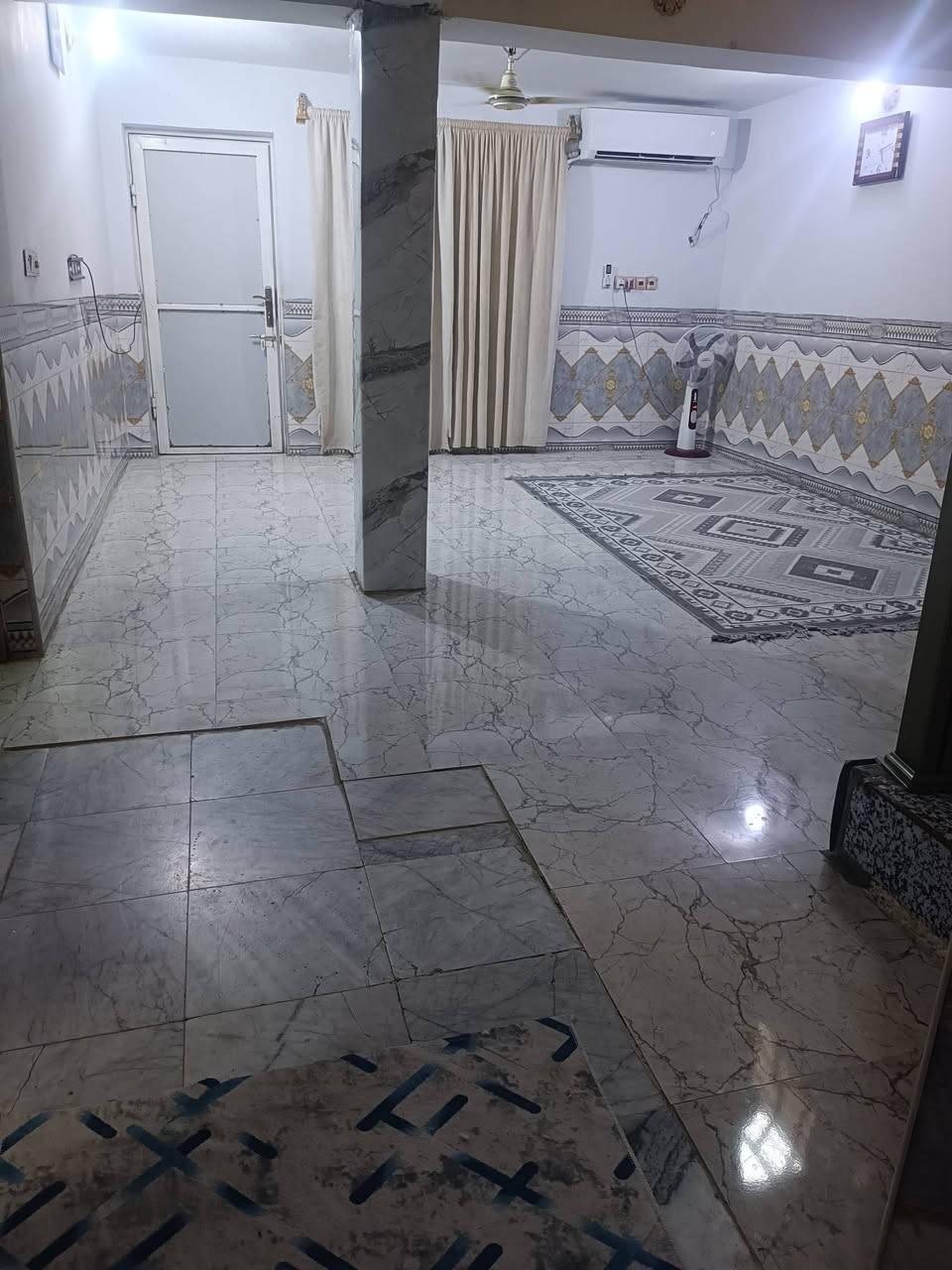 دار للبيع مساحه 170م وجه 10.25 ونزال 16.50 حي الرسالة شارع الماطور فرع المدرسة الأهلية وجها على فرع 
قاطين الأول ساحة وصحيات خارجية وداخلية واستقبال وصاله كبيره ومطبخ حار وبارد وغرفة نوم والطابق الثاني ثلاث غرف كبار البيت ترميم جديد....
مطلوب إسكان 25 مليون تتحول على المشتري 
للاستفسار الاتصال على الرقم ***********
