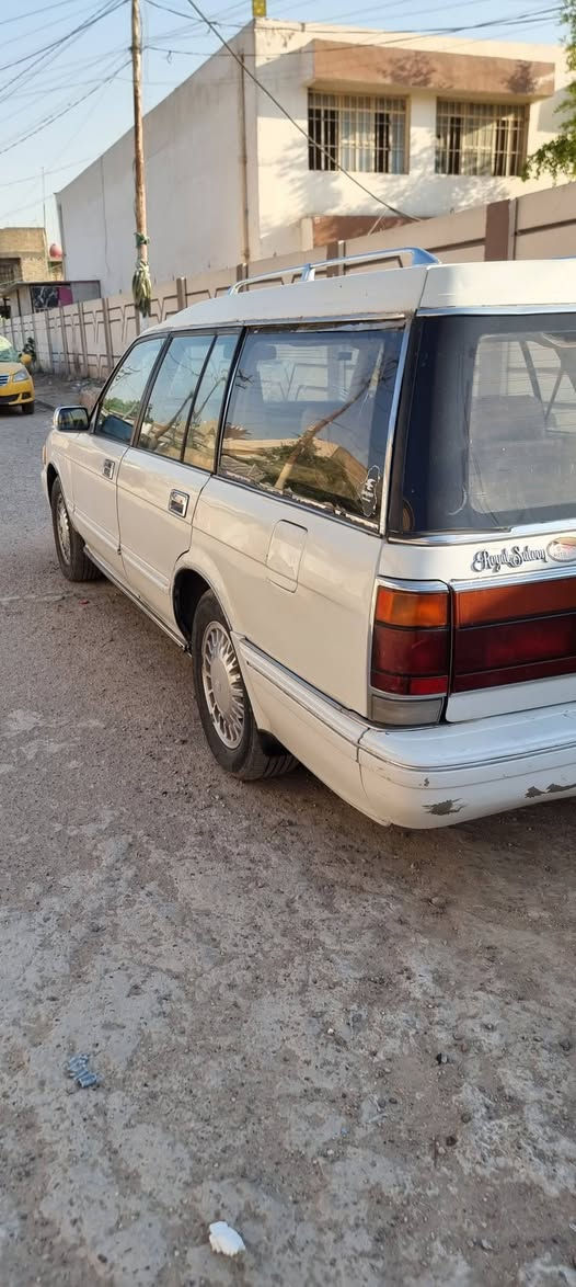 رقم بصره الجديد انكليزي  (تحويل مباشر)
سيارة جديدة
كفالة (من كص، نقل، الضربة)
مكينة وكير (مية بالميه)
حدادة + تخم تاير + ويل كب (كلها جديد)
تبريد ثلج
أدامة كاملة
مسجل + تخم سماعات
كهربائيات (كلها شغالة)

مكان السيارة: بغداد 
السعر: ٥٧ وبيه مجال 
للتواصل: ***********
