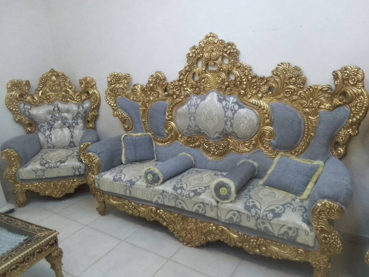 تخم ملكي للبيع جديد قبل فتره اشتريته 6 قطع مع طبله زجاجية حجم كبير السعر مليون و 300 وبي مجال قليل 
***********
