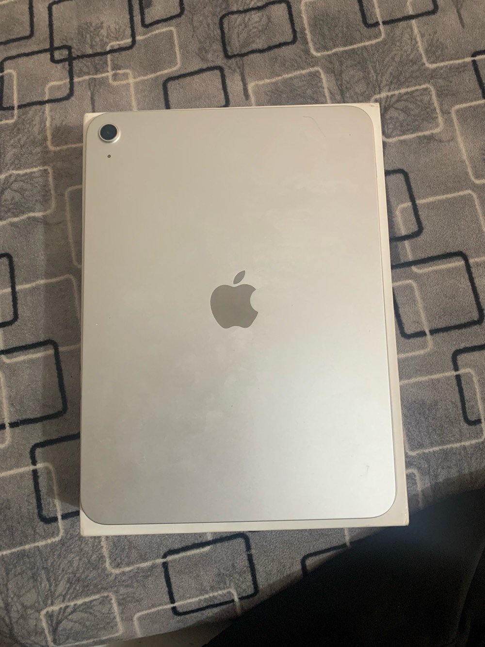 iPad (A16) Wi-Fi
* السعة: 128GB
* اللون : Silver
* المنتج من Appl.                                                                                                                                                 السعر 550000
