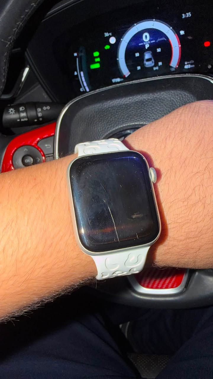 Apple Watch SE 2 – 44mm
ساعة Apple Watch SE الجيل الثاني، وياها الكارتونة الأصلية.

• صحة البطارية: 97%
• القياس: 44mm
• بطارية تدوم لحد 18 ساعة من الاستخدام
• الرد على المكالمات
• استقبال إشعارات التطبيقات وربطها بالساعة
• قياس نبضات القلب
• متابعة النشاط والتمارين الرياضية
• متابعة النوم والصحة
• GPS ومميزات أخرى

حالة الساعة:
• ما مفتوحة نهائياً
• ما داخلة صيانة
• ما متبدل بيها أي قطعة
• بيها شخوط بالشاشة، لكنها ما تأثر على اللمس أو الاستخدام
• الكارتونة موجودة

السعر: 275 ألف دينار
بيها مجال بسيط للشراي.

مكاني بغداد للتواصل ***********

الصور موضحة حالة الساعة وتفاصيلها بالكامل.
