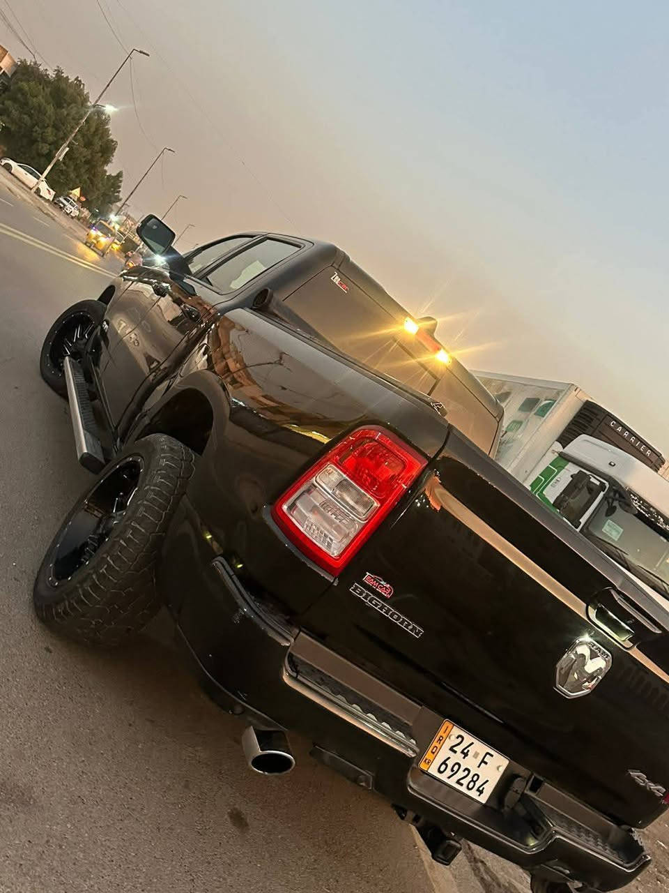 دوج رام
موديل2022لون اسود 
الفئة بيك هورن
بدي قصير و باب طويل المرغوب 
وارد امريكي
رقم دهوك)

مكان السيارة بغداد البنوك
📱 ***********

السيارة ماشية 52 الف كيلو متر
الضرر : جاملغ ايسر وباب تبديل السائق اصلي 
صورة الحادث مرفقة مع الصور

شاشة حجم وسط
كشن السائق كهربائي
الجامة الخلفية كهربائية
تبريد قطعتين امامي و خلفي

مخارج شحن و داتا USP و تايب سي
بالامام و الخلف
رادار امامي مع منبه
رادار خلفي مع توقف ذاتي
كامرة خلفية
حساسات خلفية
حساسات امامية

اكثر من وضعية للقيادة
تو ويل
فور ويل اوتو
فور ويل ثقيل
فور ويل خفيف
كار بلي اونلاين
يمكن التحكم بالالوان و الاشكال للشاشات 
تخم تاير جديد 
غطاء بدي اصلي
