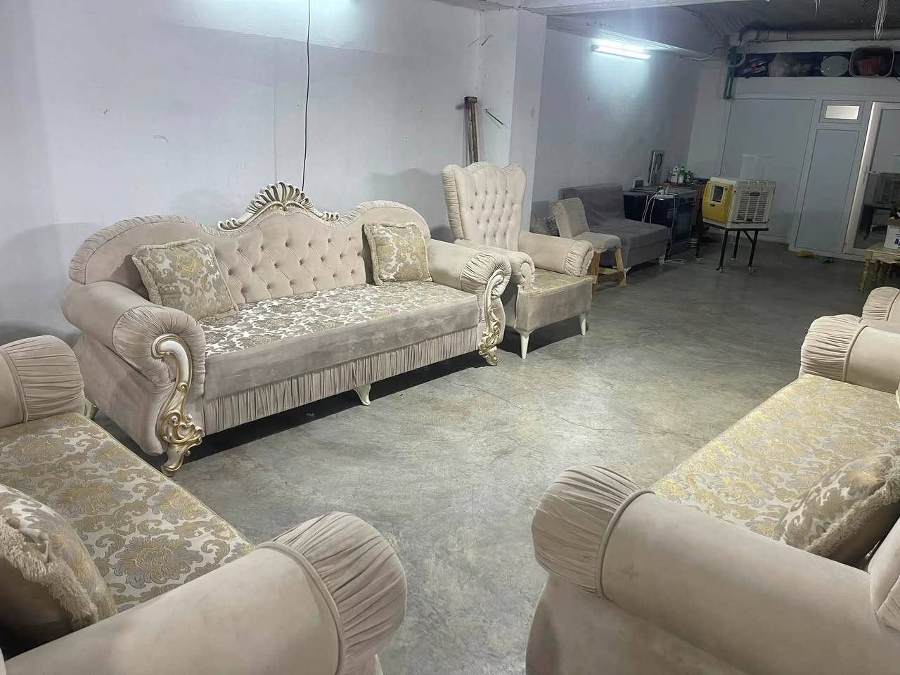 بەناوی خوای گەورە
تاقمی میوان مەلەکی 10 نەفەری 

دەست کردە بەپاکو خاوێنی ماوەتەوە 

دیزاینێکی تایبەتی هەیە ***********
