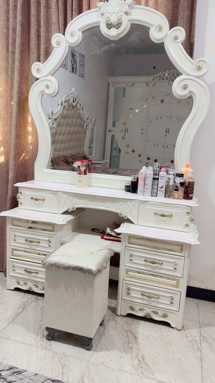 السلام عليكم غرفه اخشاب صاج تصميم تركي غرفه جديده صارله ٤ اشهر عندي 
نضيفه حيل سعرها ٩٥٠ وبيها مجال مكاني بابل الحصوه 

‏‪ ***********‬‏☎️
