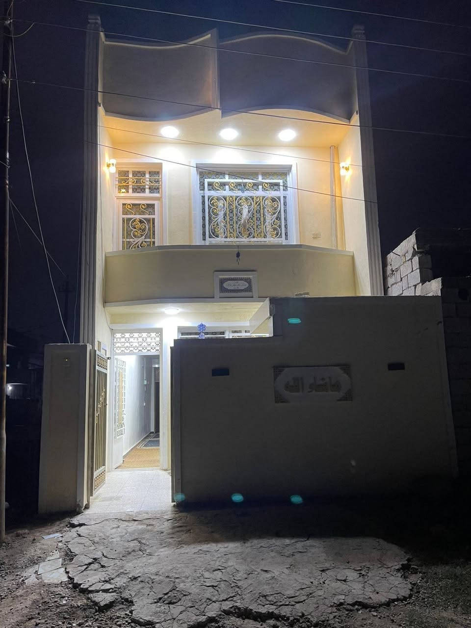 بيت طابو زراعي سند 25 طابقين مساحه 100م استقبال ومطبخ 3غرفيتن توم وساحه درج وحمام ومنور  سعر 105بي مجال قليل زعفرانيه دور الصحه الاولى قريب مدرسة واسط سده الجنابين رقم *********** احمد للعقار
