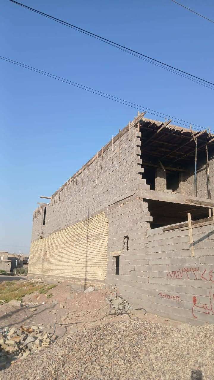 🏠 هيكل للبيع في الجولان الثانيه قرب الحولي يبعد عن الشارع العام حوالي 100 متر 
♦️ الشارع 10 م و يقع على شارع مدرسه التوفيق من جهه سكه القطار [ على الوجه مباشره ]
♦️ مساحه الهيكل 160 م [ الوجه 5 والنزال 32 م ] يتكون البيت من طابقين الطابق الاول طابوق و الدواخل بلوك والطابق الثاني بلوك 
♦️ يحتوي البيت على 3 غرف نوم و استقبال و صاله الطابق الاول كبيره و تحتوي على مطبخ حار مؤسس و كامل و صاله كبيره في الطابق الثاني 
♦️  يحتوي على حمامات عدد 2 و صحيات خارجيه و مناور عدد 2 و الخزان البيت السبتتنك كامل و مقسوم الى نصفين 
♦️ البيت كامل كهرباء و ماء و مجاري و نصف البيت 🏠  مشمع بل جص علما ان مجاري البيت خطين 
♦️ الهيكل كامل لشبكات تقطير السبالت و شبكه الانترنت و بواري الكامرات مع تثبيت بورد ال D.V.R الخاص بل كامرات و كل غرفه تثبيت بوري الستلايت للبلازما 
مع تثبيت سيركت الداخلي و بورد الكهرباء و بورد الماطور 
البيت مسحوب له ماء و كهرباء 
♦️ علما ان اساس البيت مقطع نصف اساس شريطي  و نصف رفت صب كامله 
السعر 42 مليون و قابل للتفاوض مع صاحب العقار 
للاسفسار الاتصال 
***********
***********
او مراسله الصفحه
