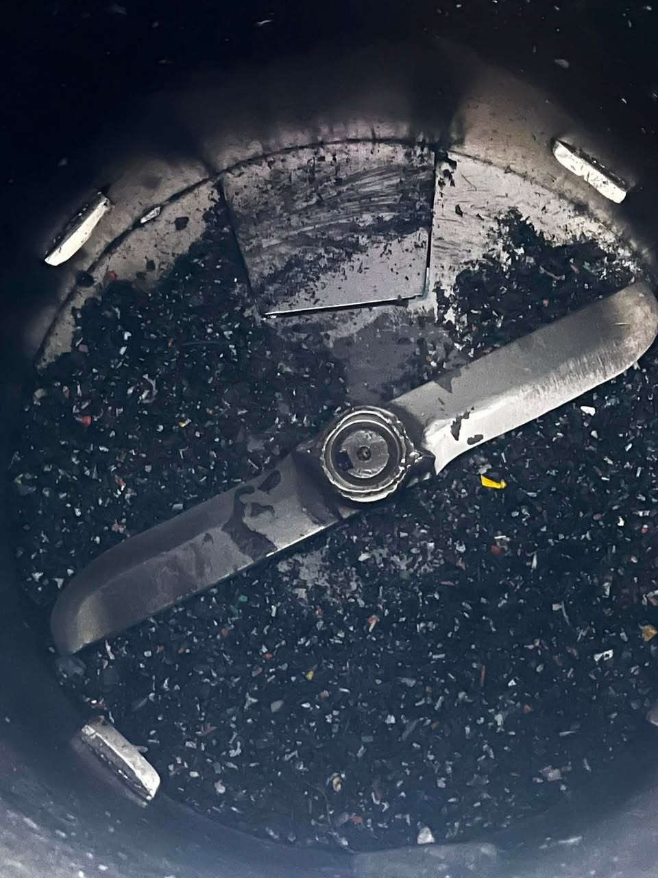 السلام عليكم معمل حبيبات بلاستك  للبيع كامل جهاز تغريز  غساله مجفف +مجفف حراري  جاهز لشغل عنون اربيل للستفسار  *********** وتساب
