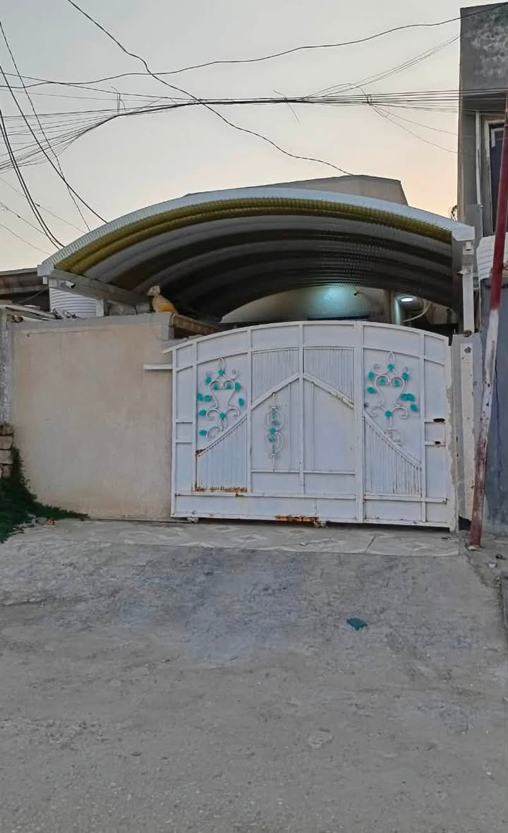 سلام عليكم. بيت في ناحية ابي غرق مساحه 125متر واجه 5نزال 25 بيع او ايجار  ......
وهول كبير صحيات حمام داخليه وخارجيه وكراج سياره ساحه ملعب امام البيت كبيره وتبليط بلباب وخلفيه ترك واء البيت ابي غرق حي الجواد مقابيل ساحت وملعب الجواد للستفسار الرقم ***********
