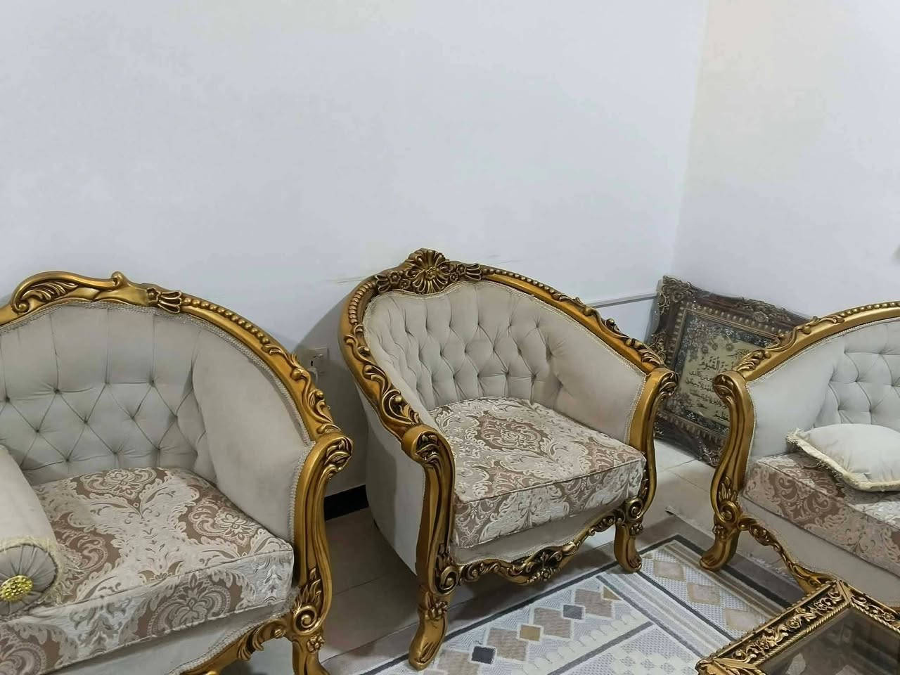 تخم ملكي جديد  10مقاعد +طبلات+ كوشات استخدام سبوع
بسعر ٤٥٠الف خشب زان. عندي شيله مستعجله عل بيعته لتواصل عبر الرقم ***********
