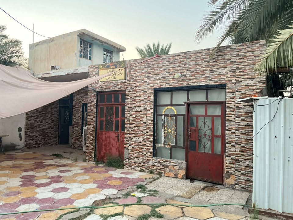 السلام عليكم  بيت للبيع يحتوي علا غرفتين وصاله ومطبخ وستقبال المساحه 300 متر البناء 180 متر بلوك مقابل الطاقه الكهربائية  نزله العكيلات كافه الخدمات للأستفسار الاتصال ***********
