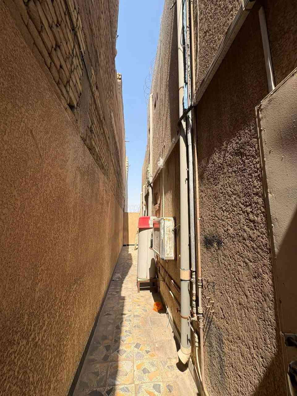 دار للبيع مع الاثاث او من دونه في حي الخضراء مجاور فرن الصمون المساحة 200م ، طابقين كونكريت ، للاستسفار الاتصال على رقم الهاتف ***********
