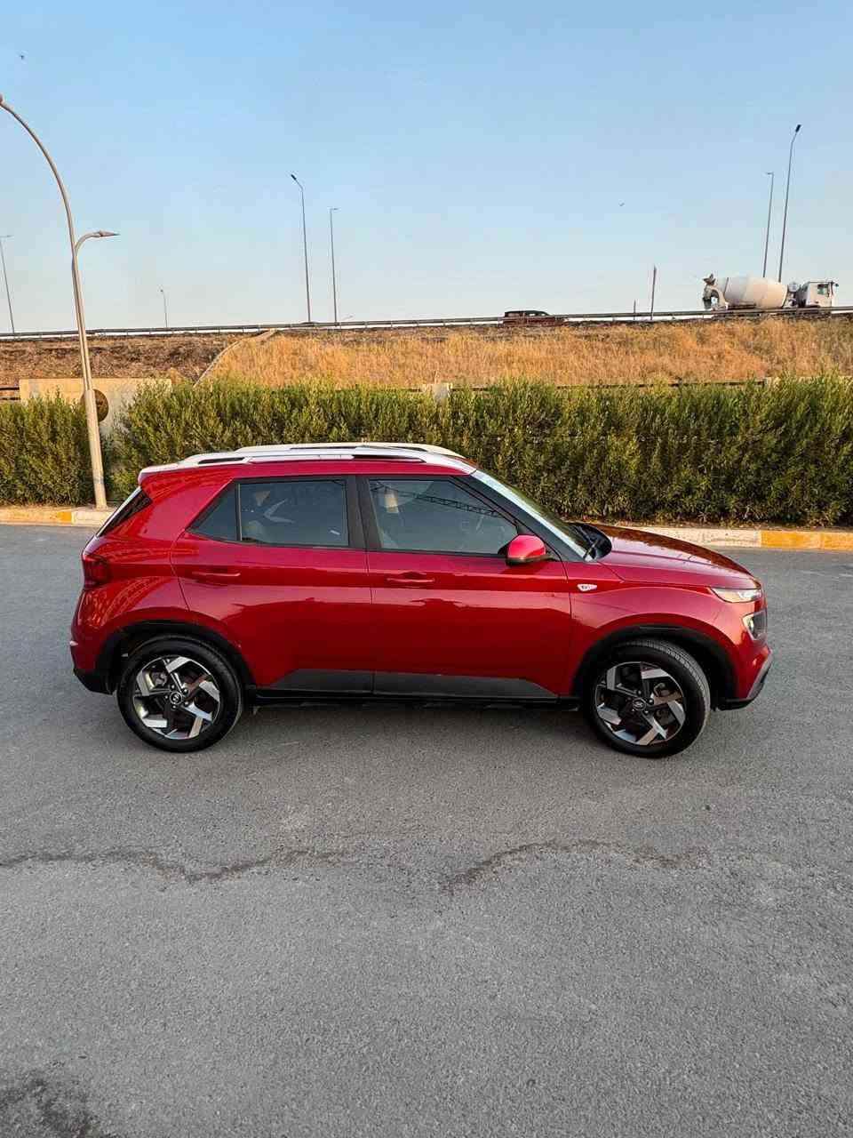 🚗 للبيع: هيونداي فينو (Hyundai Venue) موديل 2023 - فول مواصفات 🚗
​سيارة قمة بالنظافة، اقتصادية جداً، ومجهزة بجميع مواصفات الراحة والأمان، جاهزة للاستخدام والتحويل المباشر.
​أبرز المواصفات:
​الموديل واللون: 2023 - أحمر مميز.
​المحرك والقير: 4 سلندر سعة 1.6L اقتصادي جداً مع قير أوتوماتيك ناعم.
​الشاشة والتقنيات: شاشة وسطية تدعم آبل كاربلاي وأندرويد أوتو + عدادات ديجيتال بالكامل.
​المقصورة: مقاعد جلد وقماش مميزة بحالة الممتاز.
​أنظمة الأمان: تنبيه النقطة العمياء، نظام كشف المسار، مانع تصادم، وكاميرا خلفية مع خطوط توجيهية.
​الإضافات: تشغيل بصمة، دخول ذكي، ويل أوفر 17 إنش، سكك سقف، ومثبت سرعة.
​الحالة والضرر:
​صبغ بنيد فقط (حادث سطحي بسيط).
​كفالة شاصي، لغود، وأيرباجات سليمة.
​بشرط الفحص (مكينة، قير، كهرائيات).
​السعر والتواصل:
​السعر المطلوب: 130 ورقة ($13٫000) - وفيها مجال بسيط للجادين بعد المعاينة.
كفالة رقم 15 ورقة.
​المكان: [اربيل]
​للتواصل: [***********] / يتوفر واتساب. أربيل, العراق
