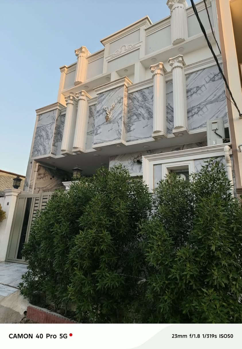 بيت البيع طابقين مساحه 120طابو سند زراعي بيت كامل بعد جديد بيت كله مرمر جغيفي ثانيه يبعد عن شارع 500متر موقع مميز شارع 10 بيت بسم صاحب البيت فقط سند يحولك كبل بسمك سعر 115 تصال ***********

نص مكتوب في الصور:
- CAMON 40 Pro 5G 23mm f/1.8 1/319s ISO50