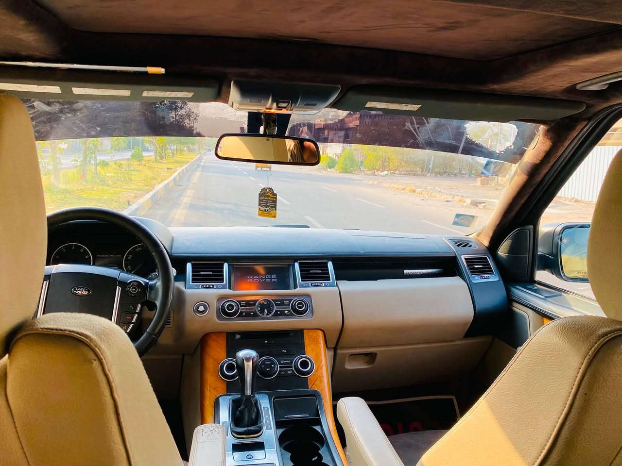 سلام عليكم : RANGE ROVER -SPORT وكالة شركة سردار صبغ 4 قطع بدون دواخل  محرك 8 سوبر جارج موديل 12 اللون اسود مغلف اسود طافي مواصفات فول (( بصمة - سلايد -كاميرات 360 - رادارات - جكات اوتو ويدوي - مري شفط - كشنات جلد بيجي   - حساسات - سماعات )) جاهزه من كلشي كير ومحرك حداده كهرباء رقم بغداد  السعر 125 وبيه مجال قليل أي استفسار خاص  *********** او مراوس
