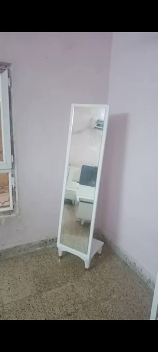 غرفة نظيفة مستعملة قليل للبيع
8 قطع بسعر 750 وبيها مجال 
للاستفسار اكثر الاتصال على الرقم ***********

