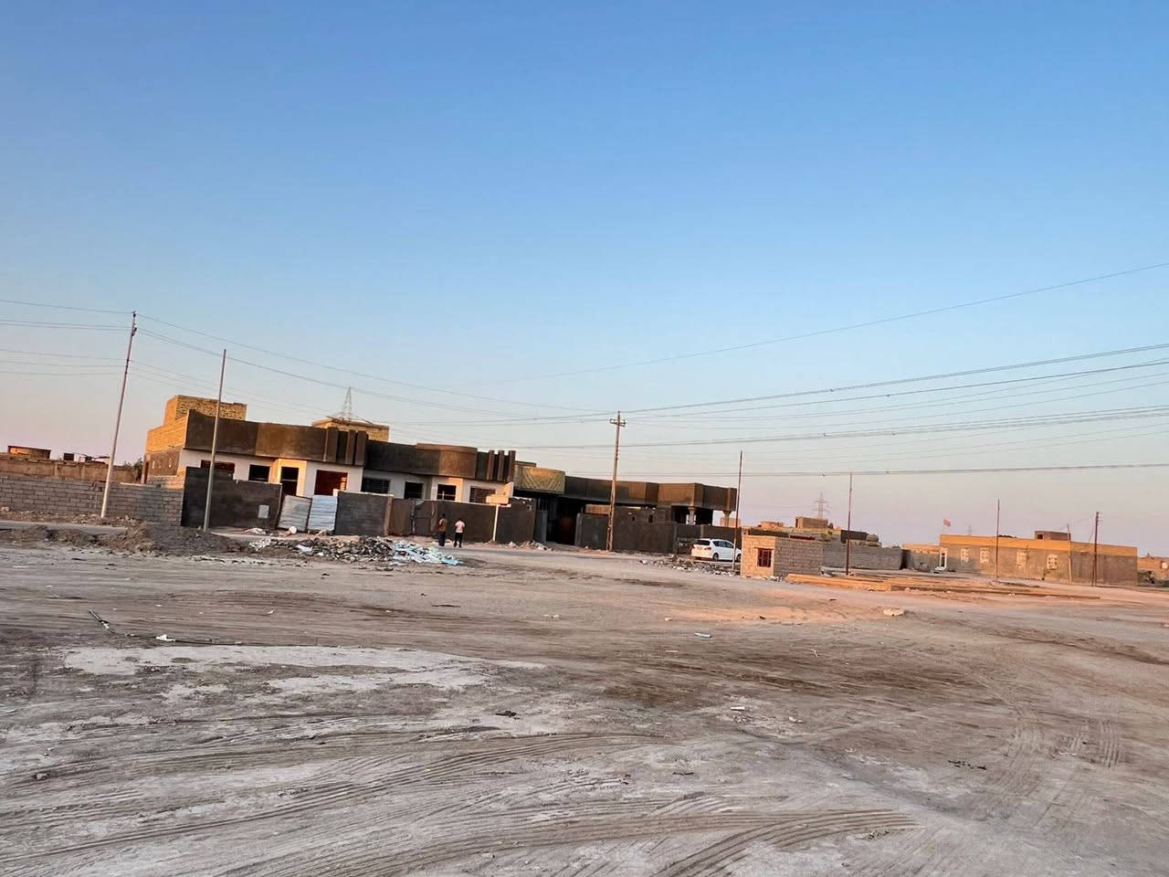 السلام عليكم يوجد 
لدينا قطع راضي للبيع وبأسعار مناسبة جدا في الناصريه منطقه الخميسات حي الزهور المساحات متوفره 200 متر 300 متر 400 متر 600 متر 900 متر دونم معه كافة الخدمات متوفره كهرباء ماء شوارع 15 متر معه تبليط مدرسه حديثه كامله مولد امبيرية منطقه سكنيه وكامله واحنه أهل الأرض مباشر ومكتبنه بالأرض رقم الهاتف 
***********
***********
