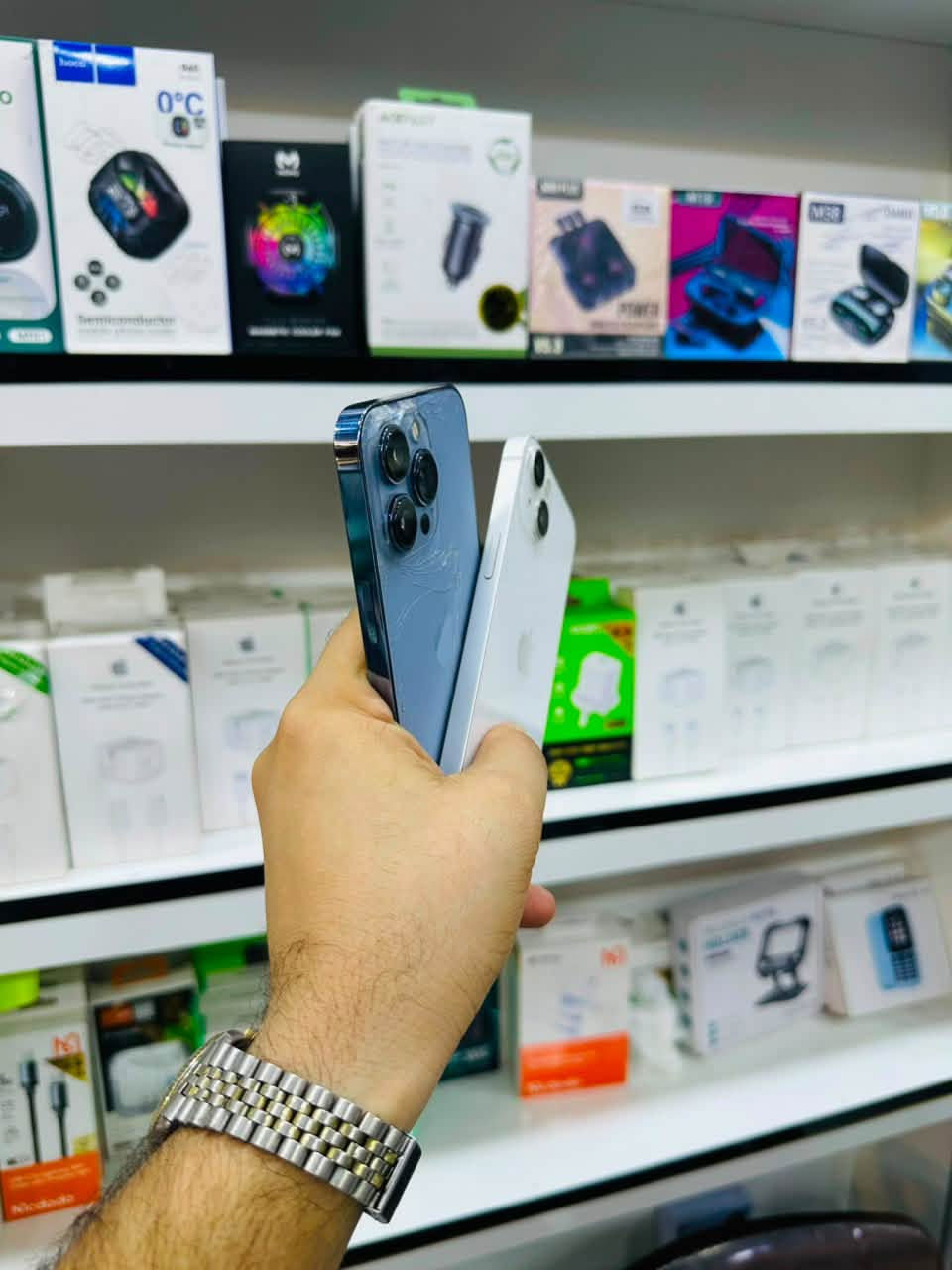 السلام عليكم 🫡
للبيع قطعتين ١٣ 
الاول iPhone 13 pro برو فقط 
ذاكرا 256 
بطاريه 94% بلاد 
نموذج M 
نضافه 90% لون بحري 
الجهاز وتر بروڤ ممفتوح ولا مصلح وضع شركه وكله شغال فقط الظهر مفطور سعره قفل ٤٣٠ الف 
الثاني iPhone 13 عادي كامرتين 
ذاكرا 128 
بطاريه 92% بلاد 
نموذج M شرق اوسط دبل سيمكارت 
نضافه 95% لون ابيض 
الجهاز وتر بروڤ وضع شركه لا ملعوب بيه ولا مصلح وكله شغال كفاله السعر قفل ٣٩٠ الف من الاخير مكاني بغداد مدينه الصدر رقمي ***********
