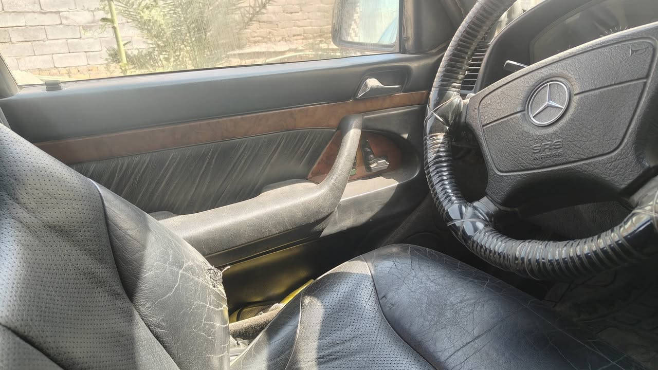 بيع او مراوس بأحدث
شبح باب طويله موديل 1993 محرك 320 خراطيم رقم انبار انكليزي 15 بأسمي تحويل ثاني يوم سنوية جديده ، لون أسود صبغ عام  السيارة جاهزة مال جناي  تراي وين مايعجبك..

حداديه امامي خلفي نظيفة ودبلات جدد 
عليها ادامه كامله  للمحرك والكير 
اكسل خفيف 3.27 و درايمات جدد 
دبل فيت بم ، فلاتر جديده  
دهن كير جديد 
دهن بريك جديد 
تخم تايرات نظيفه

كشنات جدد  جلد كهربائيات امامي خلفي
شاشة كاميرا أماميه خلفيه
فتحه شغاله
دبل جام 
سنتر لوك ريموت شغال
محرك وكير خير من الله
- التبريد بس نقص الكمبريسر لطش و تركته

سيارة جاهزه ...

رايدها ب58 وبيها مجال للجادين
عنواني / بالديوانية 
رقم موبايل *********** موجود واتس آب
