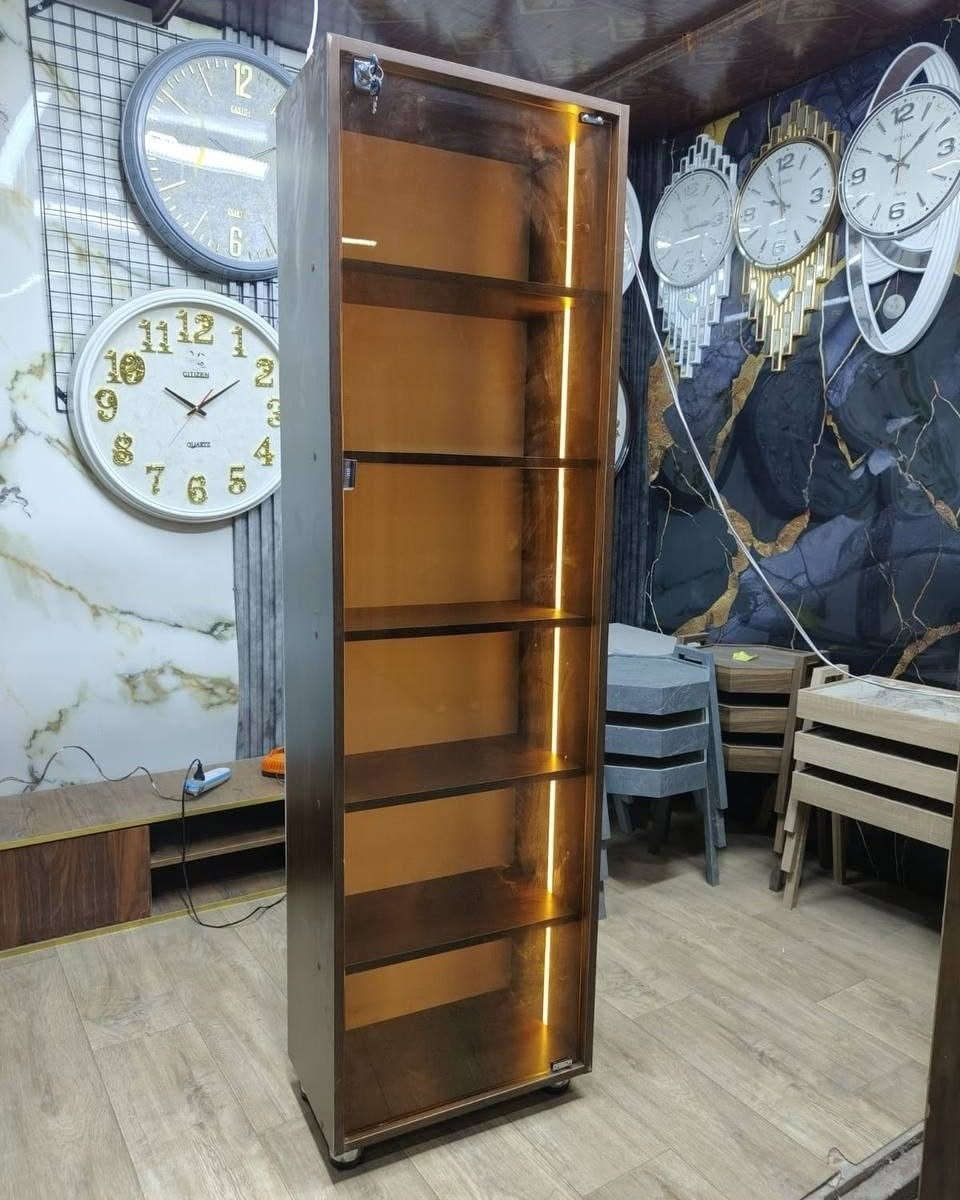 فاترينة عرض • باب زجاجي • إضاءة دافئة