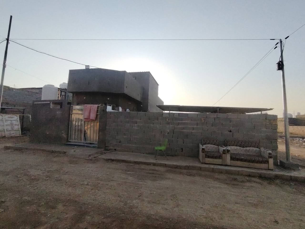 بيت 100متر+قطعه 150 ركن
كهرباء مجاري انترنيت ضوئي بناء حديث قبل سنه كمل
حواس يبعد ع الشارع 300 متر وره محلات ابو منذر
الشراي يتصل ***********
