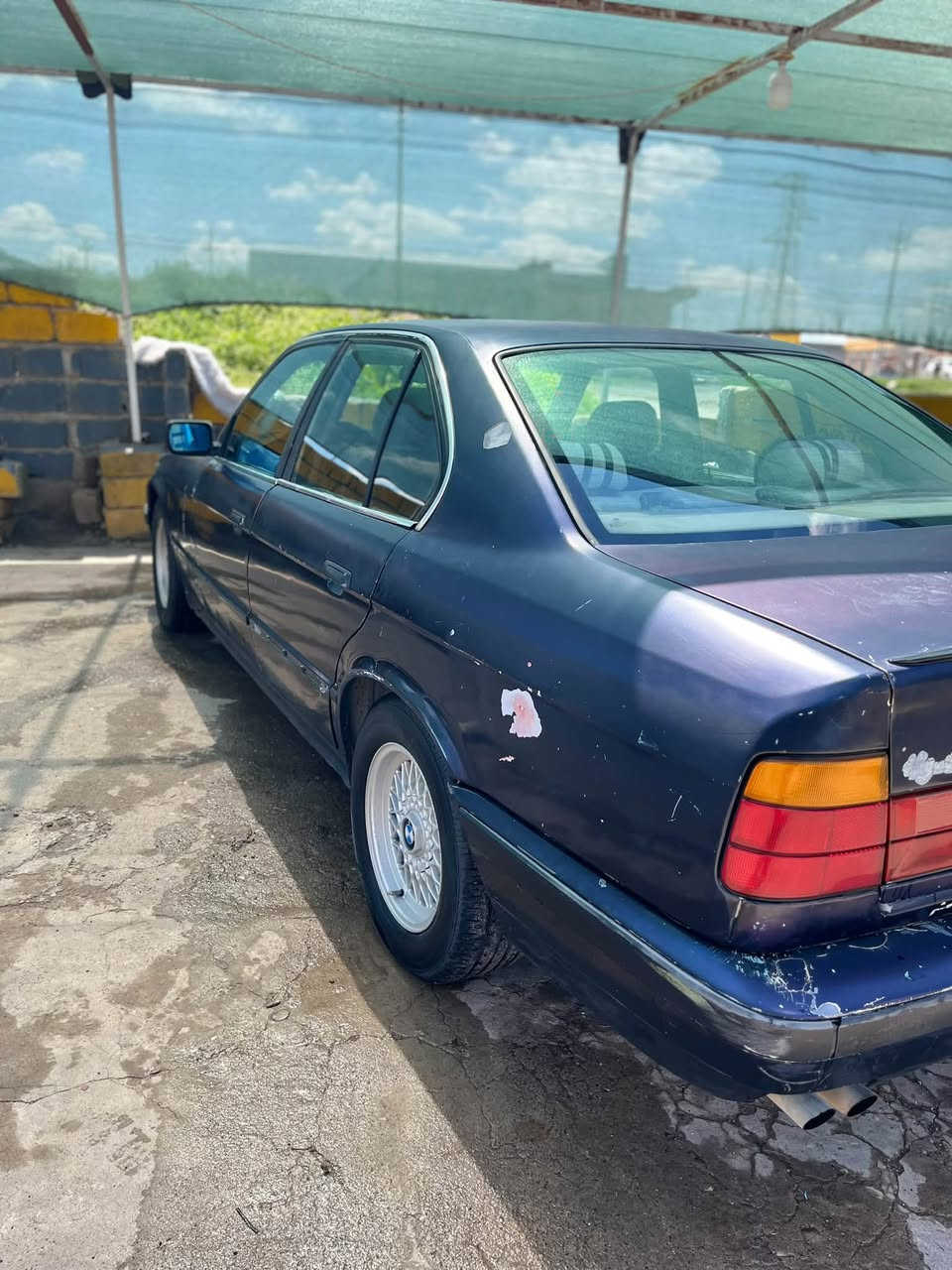 بي ام دبليو 535 موديل 1992 رقم نينوى ألماني بأسمي سعرها 30 ورقة وبيها مجال اتصل وتدلل ***********
