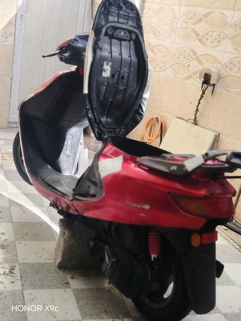 سلام عليكم شباب دراجه فراشه دراجه خير الدراجه كلشي شغال بيها سلف نكره من اول هندر. مكينه خرسه مفتوحه باتري. جديد. تايرات نضاف 80٪ بك لايت شغال لايت عالي ناصي كلشي شغال بيها نقوصاتها بس الشاير فقط ولطوافه جانت تشتغل بس طفت ماعرف شبيها السعر 300 وبيها مجال بسيط  مكان ديوانيه إسكان خلف المعهد الفني رقم *********** ولشراي بي خير ويدلل وماتعبجه خلي يكعب المنشور ولا يعلق رجائن
