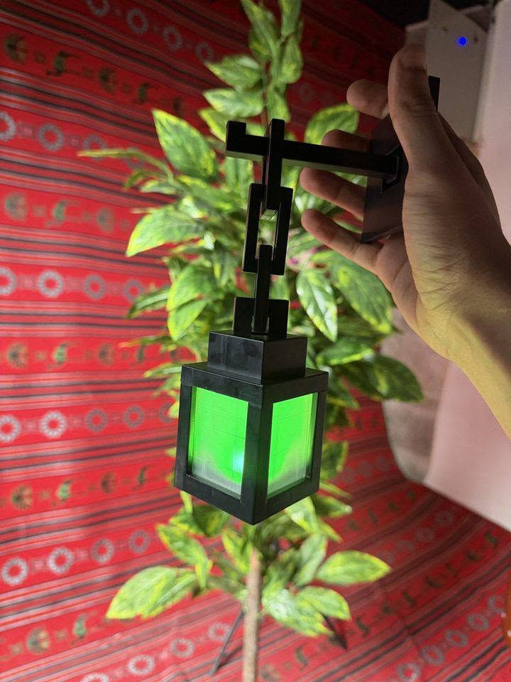 سعر المنتج 17,000 مع التوصيل 

للتواصل ***********

المميزات:

. إضاءة LED موفرة للطاقة.

. 16 لون إضاءة متغير.

. التحكم بالألوان والإضاءة عن طريق الريموت كنترول.

. بطارية طويلة الاستخدام حسب مواصفات الكارتن.

. مناسب كـ Night Light للإضاءة الهادئة بالليل.

. مناسب للتخييم والرحلات والجلسات الخارجية.

. يستخدم كإضاءة ديكورية للبيت، غرفة النوم، المكتب أو الصالة.

. تصميم فانوس مميز يضيف لمسة جمالية للمكان.

. مصنوع من مواد قابلة لإعادة التدوير وصديقة للبيئة حسب الكارتن.

. إضاءة ناعمة ومريحة للأجواء الهادئة.

. تعدد الألوان يخليك تغير جو المكان حسب رغبتك.

📦 محتويات العلبة:

فانوس LED.
ريموت كنترول للتحكم بالإضاءة والألوان.

كابل الشحن/التغذية USB 

قاعده تثبيت

الموديل: S-601
الإضاءة: LED
عدد الألوان: 16 لون
النوع: Lantern Night Light
بلد الصنع: الصين
