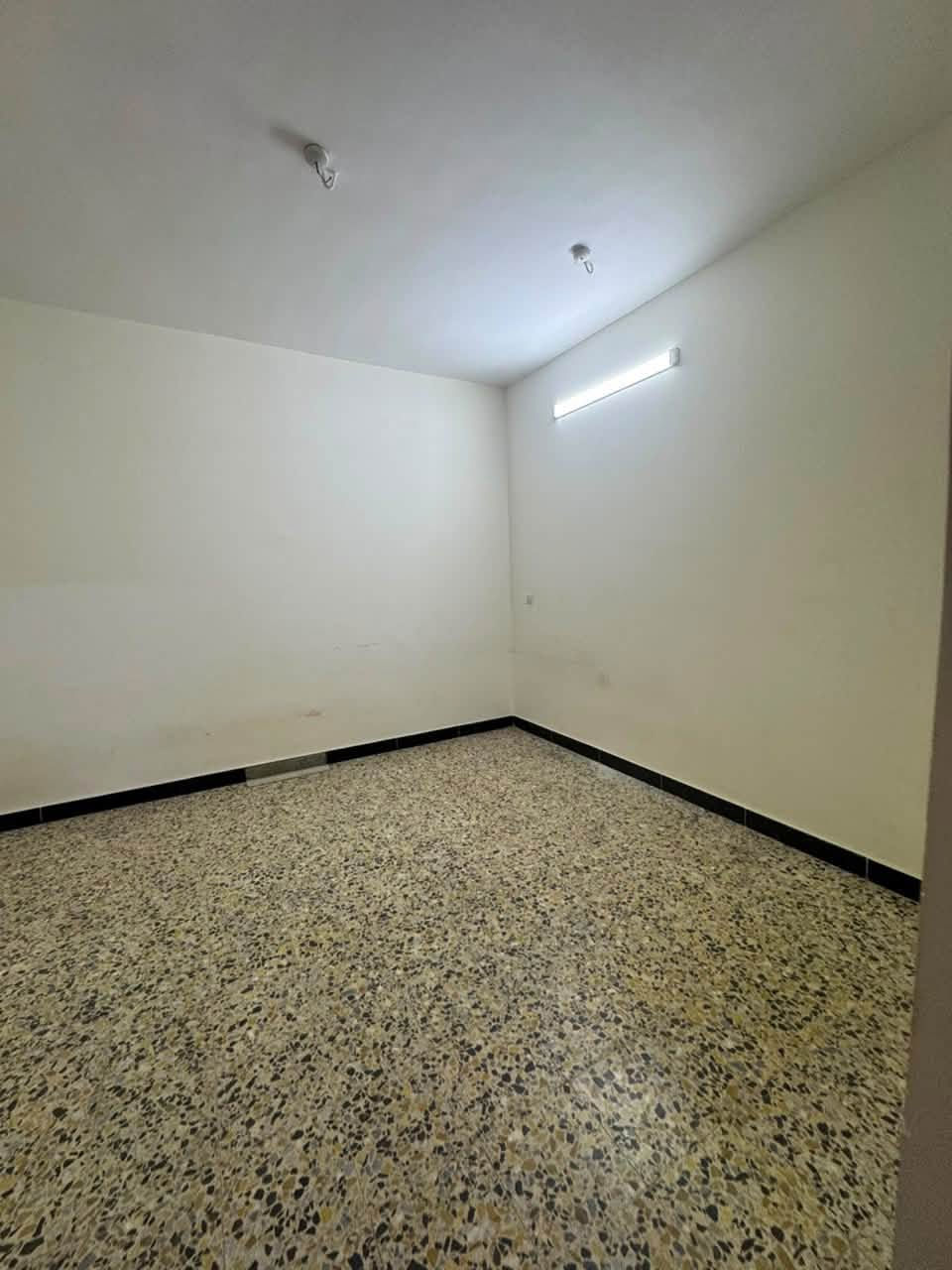 شقة للايجار في البصرة حي المهندسين المربع الذهبي ، في الطابق الاول ، مساحتها ٨٩ م بيها غرفة وصالة ومطبخ وحمام 
سعر الايجار ٤٥٠ الف شاملة اجور ماء وكهرباء 
للتواصل / ***********
