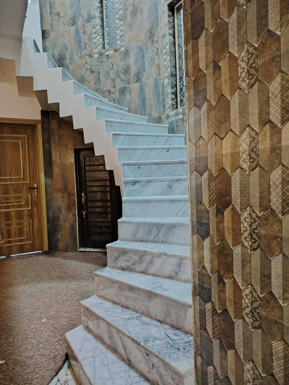 السلام عليكم دار للبيع بلبوبيات مجمع ال ثابت السكني مساحته ١٢٨ متر  يحتوي على غرفه كبيره واستقبال وصاله ومطبخ حار وبارد وصحيات ومنور الطابق الثاني صاله عله عرض البيت وحمام عامود ٤٥ المجمع خدمات كامله تبليط مي مجاري كهرباء قريب للأمام ٣دقايق بسياره السعر ب١٧٠ 

للإستفسار رقم ابو البيت ***********
