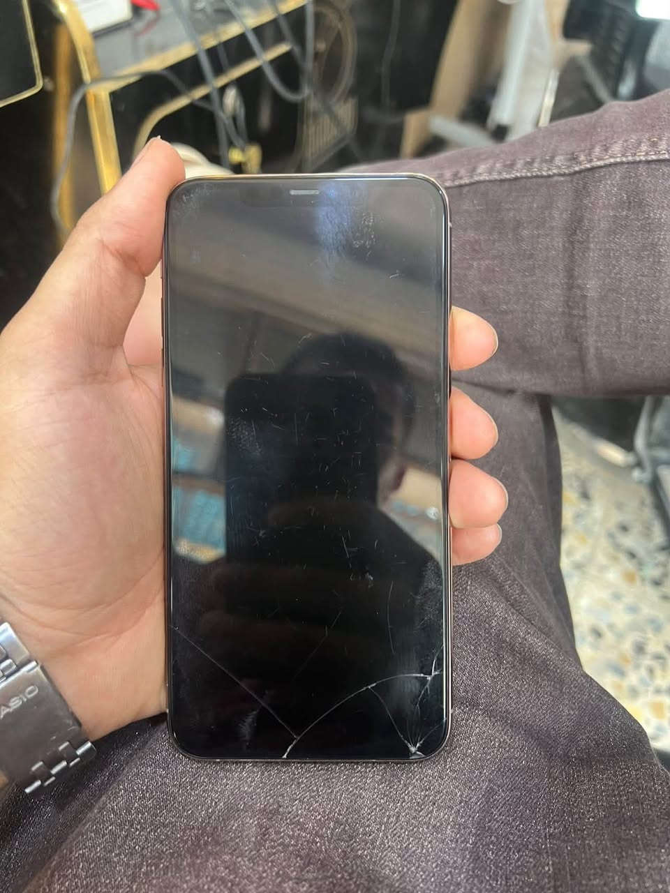11برو ماكس ممبدل بي أي شي بس الضرر هاذه
ب165 الف 

***********

نص مكتوب في الصور:
- حول < iPhone الاسم 26.6.1 إصدار iOS iPhone 11 Pro Max اسم الطراز FWH62LL/A رقم الطراز HOCK80DBN70K الرقم التسلسلي انتهت صلاحية التغطية سجل تاريخ القطع والخدمة 0 الأغاني 0 الفيديوهات 18 الصور 31 التطبيقات 256 غ.ب. السعة
- 69 4:07
- حالة البطارية والشحن
- الحد الأقصى للقدرة 75%
- هذا قياس لقدرة البطارية مقارنة بقدرتها عندما كانت جديدة. قد تتسبب القدرة المنخفضة بتقليل ساعات الاستخدام بين عملية الشحن والأخرى.
- أقصى قدرة للأداء
- ستساعد الأنظمة المضمنة في النظام والمكونات في تخفيف آثار الأداء التي قد تلاحظها أثناء التقدم الكيميائي في عمر بطارية iPhone.
- شحن البطارية المحسن
- للحد من استنزاف عمر البطارية، يتعلم الـ iPhone من عادات الشحن اليومية، بحيث ينتظر ولا يتجاوز 80% حتى يحين موعد حاجتك إلى استخدامه.