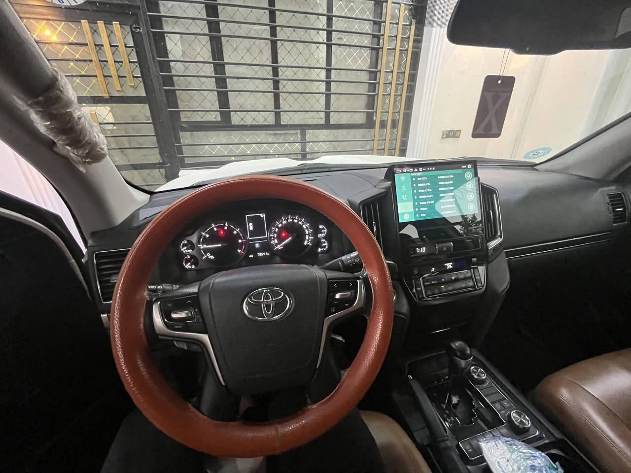 السلام عليكم
لاند كروزر GXR 2021 
Grand   Touring
مواصفات بحريني
6 سلندر 
محرك 4000 
عداد مسافه 75000
كشنات جلد لون قرميد
مرايه كهرباء 
صندوق كهرباء 
ماوس عدد 2       
كاميرات محيطية
شاشات عدد 3
فتحه سقف 
دشبول ليزري 
حساسات 
تشغيل عن بعد 
دخول ذكي أربع أبواب
تبريد ثلاث قطع
اللون أبيض صدفي
كشن كهرباء
مكفولة والتفاصيل بالمنشور
للتواصل ***********
