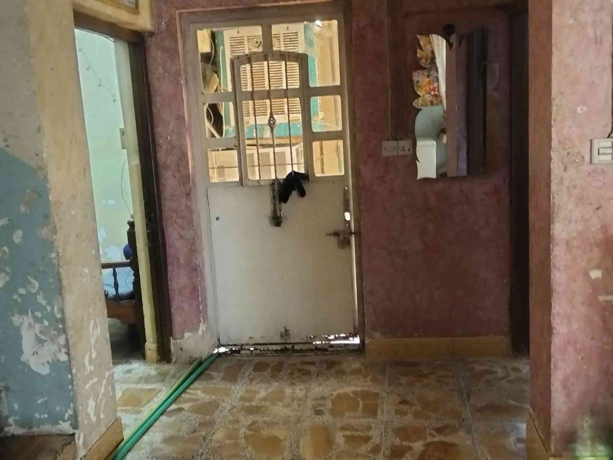 السلام عليكم بيت للبيع مساحة 110مربع ركن في منطقت الحسينية شارع الخدمات قرب المستشفى التركي وقريب أيضاً على المدرسة الايرانية الطابق الاول متكون من غرفتين +مطبخ+استقبال+حمام داخلي وخارجي +ترك الطابق الثاني متكون من غرفتين وبيتونة البيت مجهز ب كامل مجاري مياه خير من الله كلشي ما ناقصة اي استفسار أخر يرجو التواصل عبر الأرقام الأتية 
(‏‪‏‪( 772 671 6687‬‏
(***********)
