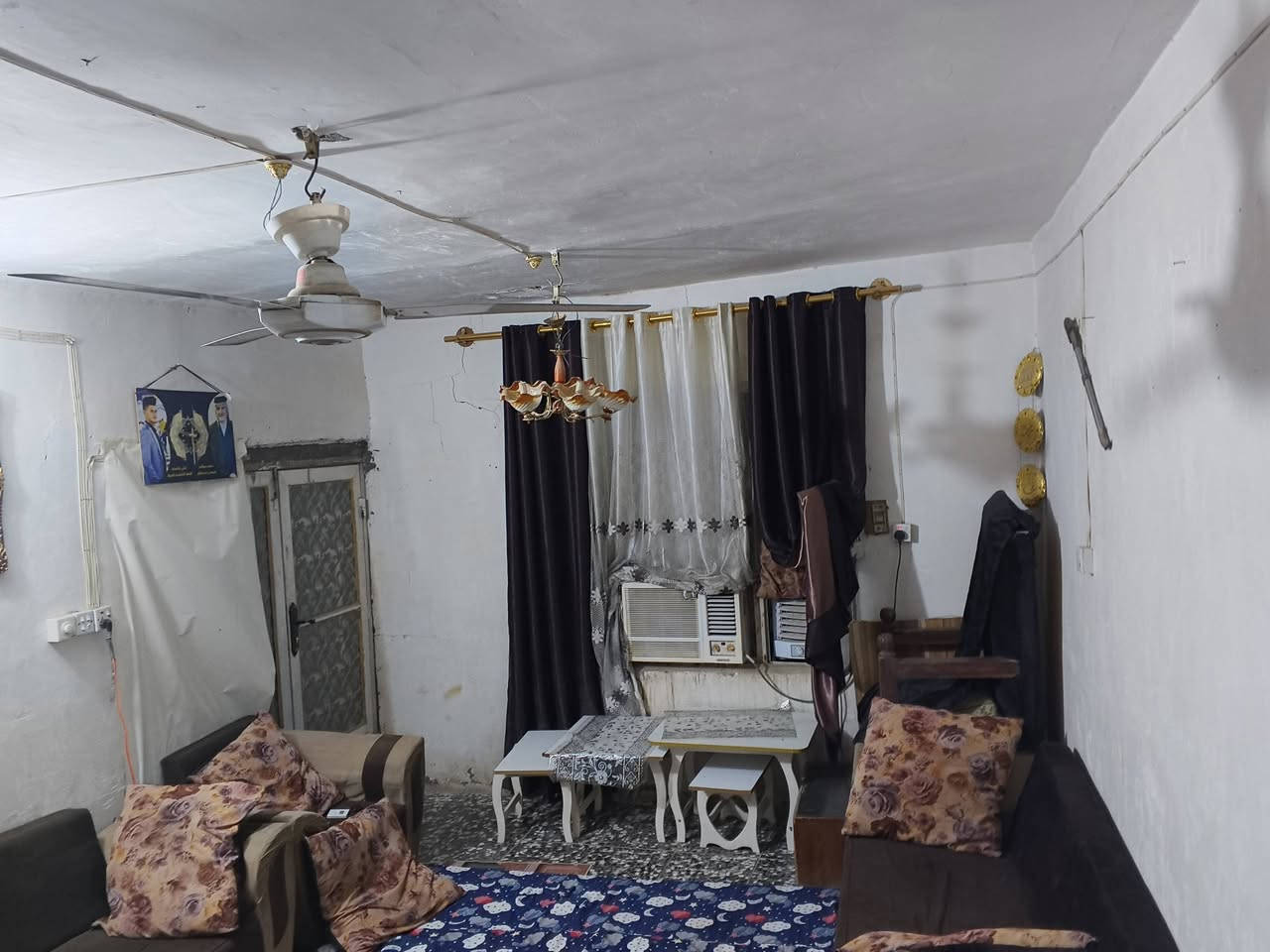 السلام عليكم ورحمة الله وبركاته

دار للبيع في كربلاء شهداء حي الموظفين (حي القائم) 

مساحة 272 متر واجهة 17 ونزال 16 

يحتوي على +غرفتان نوم + استقبال + مطبخ + حمامات عدد اثنان خارجية وداخلية + بيتونه + وطرمة + ترك جانب البيت + ترك داخلي للغرفه يصلح يصير سويت 

ملاحظة! البيت واقع حال يعني مكاتبة فقط 

للاستفسار الاتصال على الرقم او التواصل على الواتساب
***********

ملاحظة غير متواجد على الماسنجر
