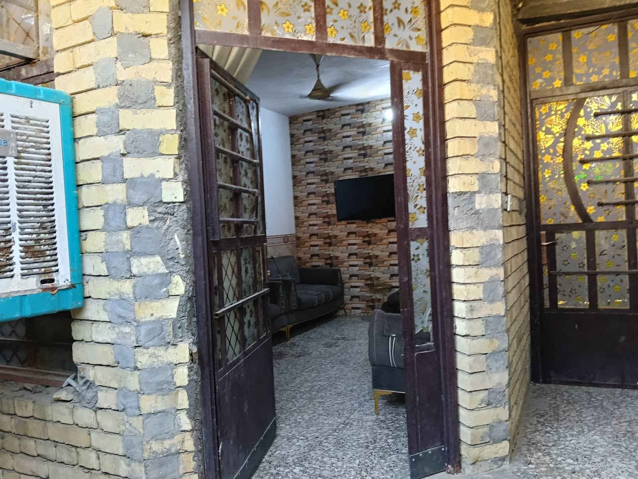 السلام عليكم دار للبيع 100 متر طابق ونص طابو كافت خدمات بغداد الكمالية المعوقين ***********
