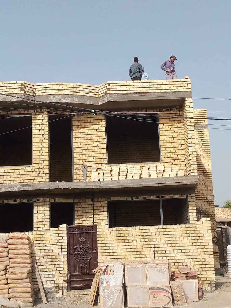 دار للبيع مساحة ٢٠٠ متر 
الدورة هورجب سند ٢٥  مربع المدارس 
طابقين  بناء طابوق 
٣ غرف نوم 
صاله 
استقبال 
مطبخ 
كراج 🅿
حديقة🏡 
صحيات داخلية وخارجية
السعر جدآ مناسب 
١٢٠ مليون وشويه بي مجال 
***********
*********** او مراجعه مكتب ليث الجبوري
