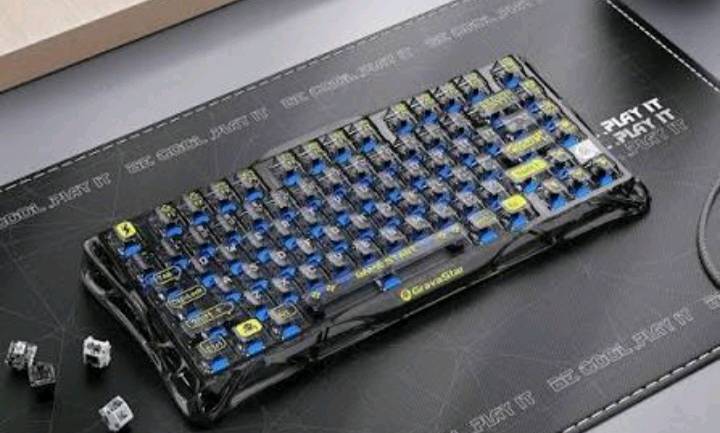 Gravastar Mercury K1 Lite Gaming Keyboard 🎮⌨️

للبيع كيبورد Gravastar K1 Lite بحالة ممتازة جدًا (استعمال يوم واحد فقط)، والسبب هو أني فضّلت تجربة كيبورد آخر، وليس لوجود أي عيب.

🔹 الحالة: 10/10، نظيف جدًا وكأنه جديد. 🔹 جميع الملحقات والكرتون الأصلي موجودة وبحالتها الممتازة. 🔹 لا يوجد أي خدش أو عطل، وتم استخدامه داخل المنزل فقط.

المواصفات:

✅ تصميم 75% مريح ويوفر مساحة أكبر للماوس.

✅ مفاتيح Linear MX سلسة وسريعة.

✅ نظام Gasket Mount لتجربة كتابة أكثر راحة.

✅ Hot-Swappable (إمكانية تبديل السويتشات بسهولة).

✅ إضاءة RGB قابلة للتخصيص.

✅ Keycaps عالية الجودة.

✅ جودة تصنيع ممتازة وتصميم مميز من Gravastar.


📦 السبب في البيع: فقط لأني أرغب بتجربة كيبورد Hall Effect، وليس بسبب أي مشكلة في الجهاز.

💰 السعر: 145,000 دينار .