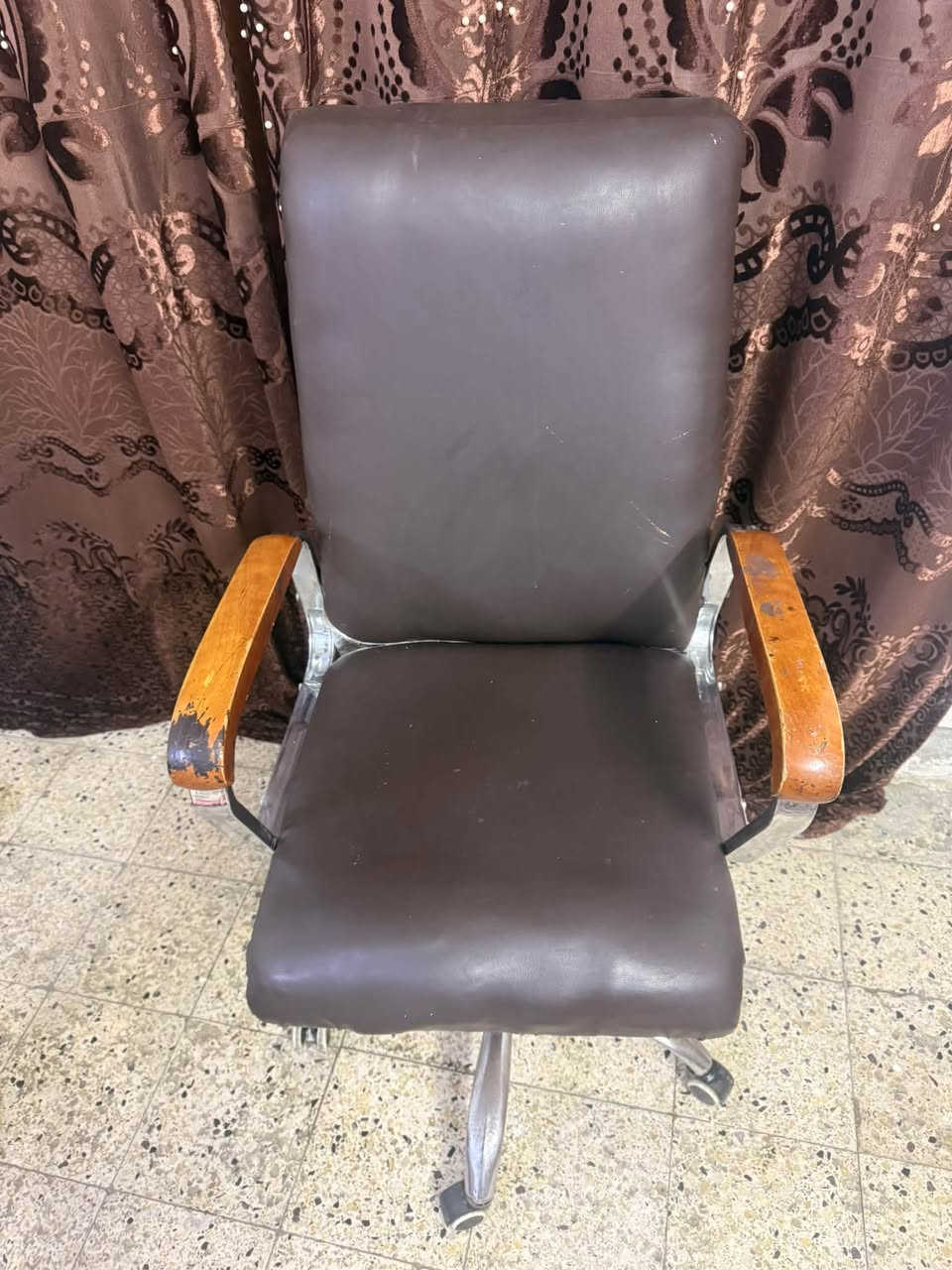 السلام عليكم كرسي مكتبي للبيع نضيف جداً السعر 40 الف واتساب ***********
