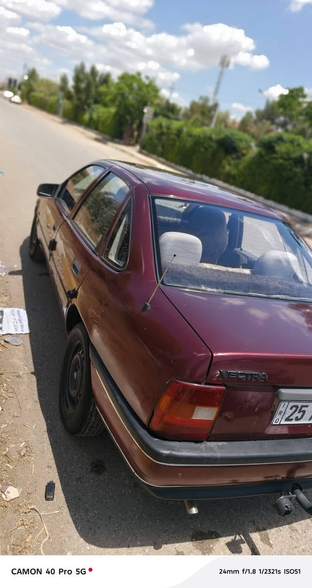 اوبل حجم ١٦
السياره كلش حلوه ونضيفه
قايش عريض
بطاقة بانزين
لايت زينون كلش قوي
قفل مركزي الابواب والجنطة
مشروع وطني رقم جديد
دوشمه كلش حلوه 
السياره كاعده من كلشي كهربائيات 
صاحبها الشرعي اني 
بدون حادث 
للتواصل ***********
السعر ٤٠ وبيها مجال
