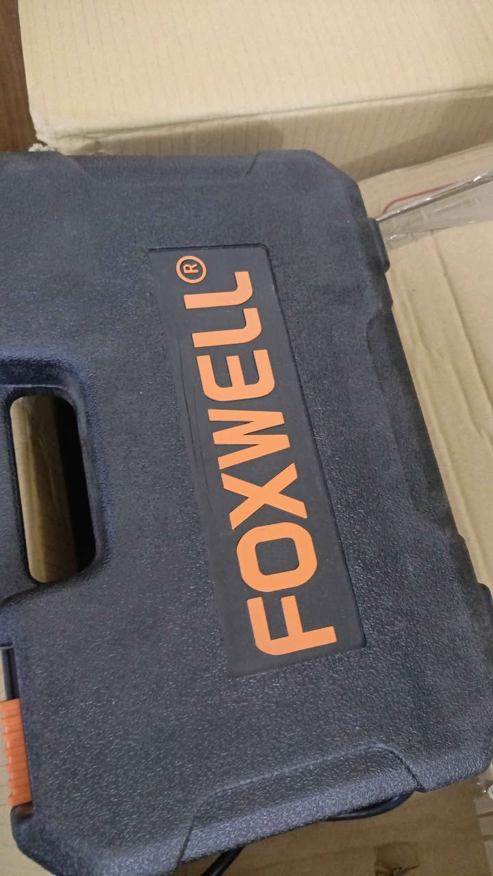 *جهاز فحص اعطال السيارات Foxwell NT706*

هذا واحد من أشهر أجهزة الفحص المتوسطة من Foxwell. يعتبر ترقية لجهاز NT604 Elite ويشتغل بنظام أندرويد.

### *أهم المواصفات*
- *النظام*: Android 9.0 مع شاشة لمس 5.5 إنش HD
- *المعالج*: 4-Core سريع + بطارية 4000mAh ليثيوم مدمجة
- *الاتصال*: WiFi للتحديث + منفذ OBD2
- *التحديثات*: تحديث مجاني مدى الحياة عبر WiFi بدون اشتراك
- *الذاكرة*: 32GB تخزين + 1GB رام
- *الوزن*: 1.36 كجم ويجي معاه علبة حماية aa87da0aba5b008062b3e3b62f90

### *الوظائف الأساسية*
1. *تشخيص 4 أنظمة رئيسية*: المحرك Engine, الجير Transmission, نظام ABS الفرامل, نظام SRS الايرباج
2. *Full OBD2/EOBD*: يدعم 10 أوضاع فحص OBD2 كاملة. قراءة ومسح الأكواد, البيانات الحية Live Data, Freeze Frame, اختبار حساس الأوكسجين, جاهزية الفحص I/M
3. *التعرف التلقائي على VIN*: يكشف رقم الشاصي والموديل والسنة تلقائياً خلال ثواني
4. *تغطية واسعة*: يشتغل على 100+ ماركة سيارات و 10,000+ موديل من أمريكي, ياباني أوروبي, وآسيوي وصيني موديلات 1996 وفوق
5. *تقارير PDF*: بعد الفحص يطلع لك تقرير وتقدر ترسله بالايميل أو البلوتوث أو تطبعه
6. *بيانات حية*: يعرض 132+ باراميتر ويرسمها كـ جراف 62b3aa87e3b6da0a

### *شنو ما يدعمه NT706؟*
الـ NT706 هو النسخة الأساسية. ما فيه وظائف الصيانة الخاصة. الف داتا
إذا تريد وظائف زيادة مثل: EPB فرامل اليد الكهربائية, Reset الزيت, نزيف ABS, معايرة الدركسون SAS, برمجة الحساسات TPMS... فهذي موجودة في NT716 الأحدث 62b3

### *مميزات سريعة للمستخدم*
- *سهل وسريع*: يشتغل بثواني بواجهة أندرويد وما يحتاج لابتوب للتحديث
- *يوفر فلوس*: تقدر تشخص بنفسك وتطفي لمبة Check Engine والـ ABS وتوفر زيارات الورشة
يدعم اللغة العربية
