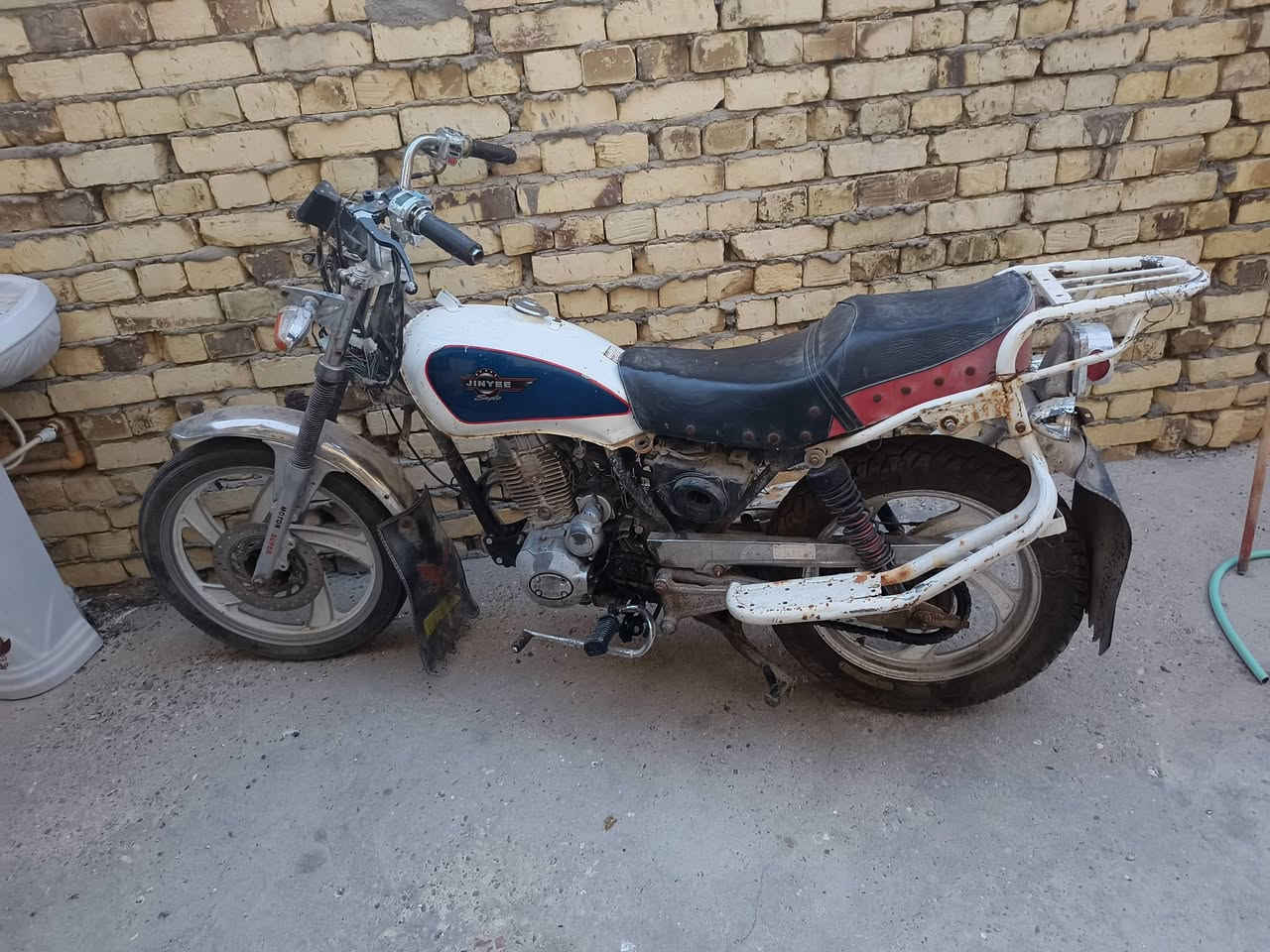 دراجه جونده للبيع شغاله بيها محرك حجم 150cc تايرات نضيفه بدون اوراق مكفوله عشائرين سعر 200اوبيها مجال اتصل ***********
