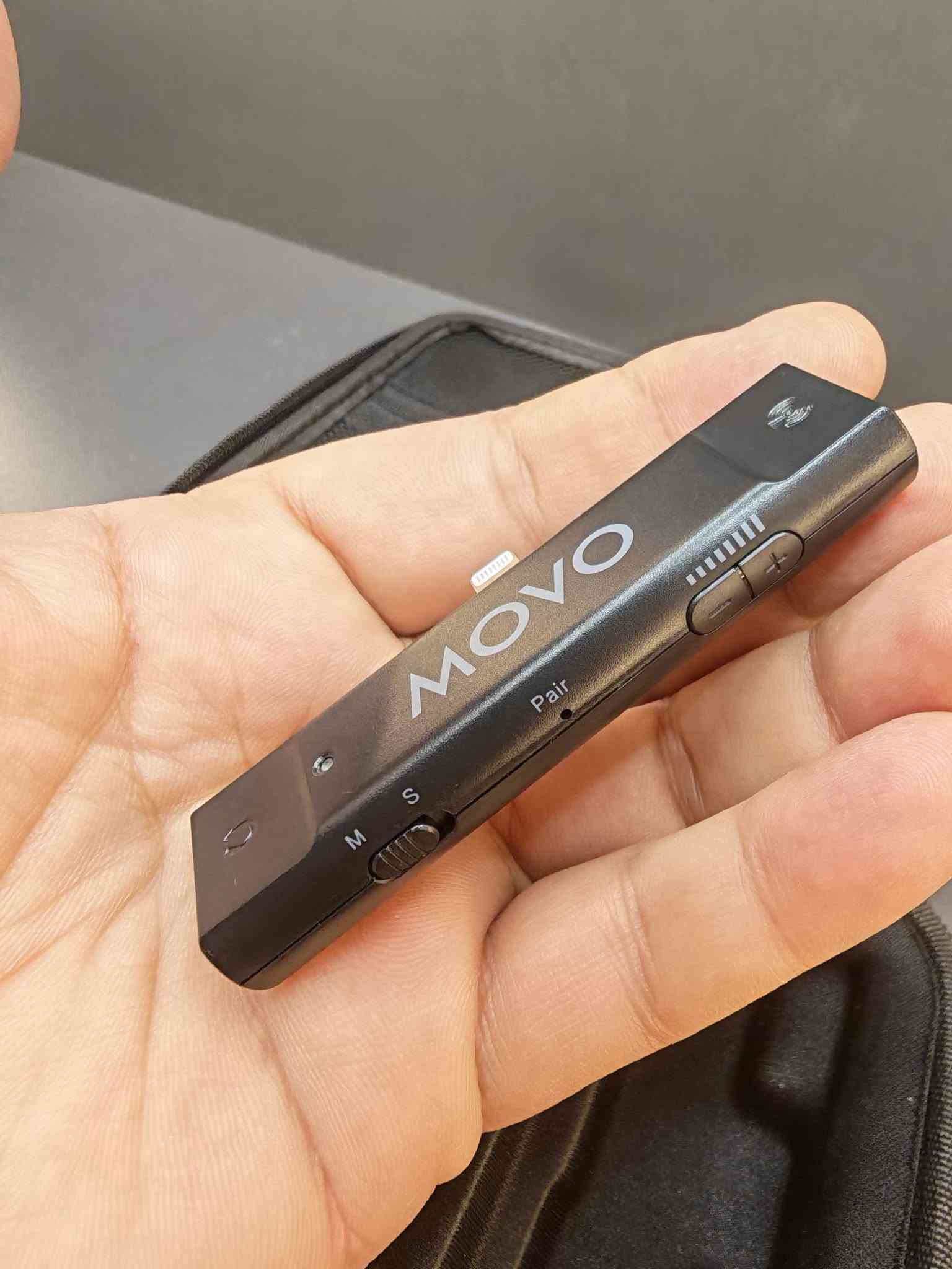 متوفر مايكات لاسلكية احترافية 🎤 ماركة Movo EDGE-DI اصلية للأيفون 📱، جديد غير مستخدم، مع العلبة الاصلية وكافة الملحقات، كوالتي ممتاز جدا
يوجد توصيل لكافة المحافظات ***********
تفاصيل المنتج:
سيت مايكروفون لاسلكي ممتاز جداً لصناع المحتوى، المقابلات، والتصوير. والإعلانات 
 * الماركة والنوع: Movo (EDGE-TX / EDGE-DI) الأصلي.
 * المحتويات: 2 مايك إرسال (Transmitters) + قطعة استقبال تربط مباشرة بفتحة شحن الأيفون/الآيباد (Lightning) + جميع الملحقات والأسلاك والحقيبة الأصلية.
 * المميزات:
   * صوت نقي واحترافي وعزل مميز للضوضاء.
   * مدى وايرلس ممتاز وعملي جداً.
   * سهولة الاستخدام (ربط مباشر بدون تعقيدات).
 * الحالة: جديد غير مستخدم
