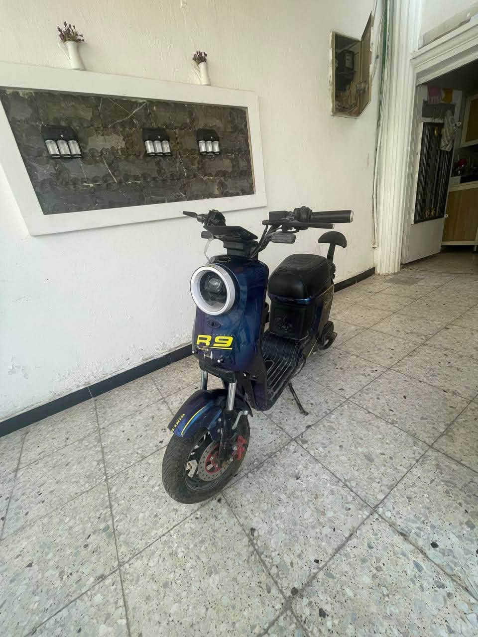 السلام عليكم دراجه ار ٩نضيفه ولون مميز وجديده تشتغل كامل بس ماتمشي ماعرف شبيه واني ماعرف الهن فا التفيده يراسلني عل الرقم ***********او خاص واني خادم عنواني بغداد الطالبيه فلكه ٨٣
