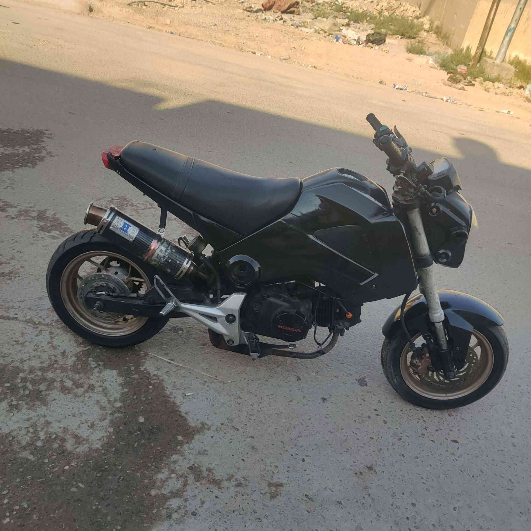 سلام عليكم دراجة هونده كروم للبيع مكينه 120cc موديل 2018 دراجة كاملة من المكينه والضفيره بس بيه نقص تطواله فچ خلفي وصالنصه رياضي كاربوم فايبر سعر دراجة 850 وبيه مجال عنوان بغداد شعب قرب فاكه صباح لخياط رقم ***********
