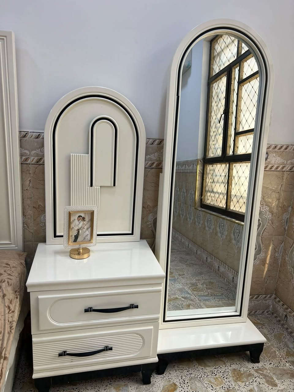 سلام عليكم غرفه نوم عراقيه على شكل تركي متكونه من    11 قطعه استعمال 4 شهور فقط أخذته 4 ملاين اله ربع رايدتهه ب مليونين و٢٥٠ قفل  سبب البيع اريد استقر بل شمال عنوان بغداد/ الغزاليه 
هاتف ***********
