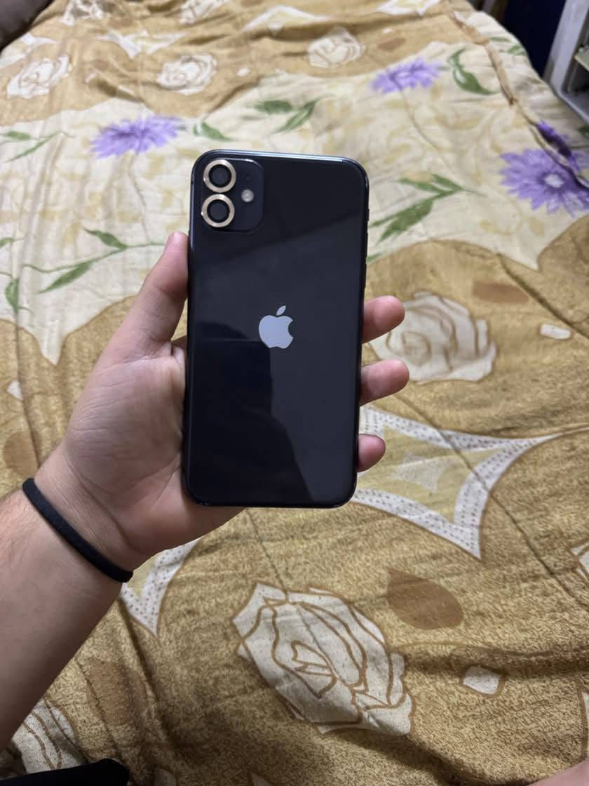 للبيع: ايفون 11*
- *الذاكرة*: 64GB
- *البطارية*: 81% بلاد
- *اللون*: اسود
- *الشاشة*: مستبدلة 3 خيارات اصلي
- *الشغال*: اتصال ✅ سيم كارت ✅ واي فاي ✅ كامرات ✅ 
- *ملاحظة*: فيس ايدي متوقف - الباقي مكفول
- *الحالة*: مابي عطل. تجي تفحص على راحتك
- *السعر*: 165 ألف وبي مجال
- *يرهم*: مراوس 
- *للتواصل واتساب*: ***********
- *المكان*: بغداد - مدينة الصدر
- *ملاحظة*: ماكو توصيل

---
