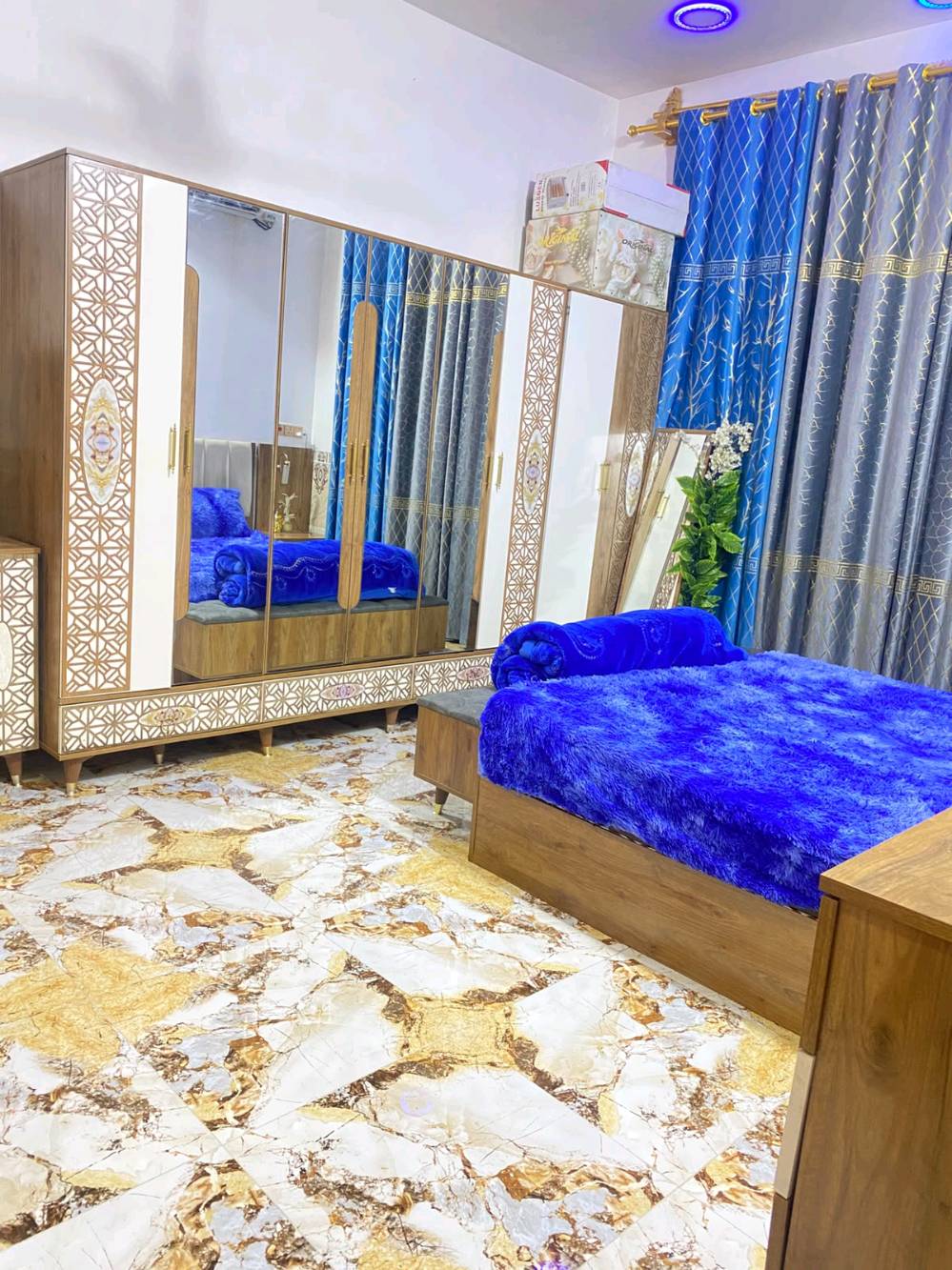 سلام عليكم بيت مساحة 160 بغداد بسماية ناحية الوحده قرب جامع ام البنين بيت ملك طابو صرف يحتوي 
على استقبال
 غرفتين نوم 
وغرفتين طابق لثاني مسوي الهم اساس جاهز 
مطبخ 
.....ترك وبيتونه وحمامات داخليه و خارجيه بيت بناء حديث درج طابق اول ودرج للطابق الاخير كله كامل 
وساحه وحديقه اخارجيه وداخليه
طابق ونصف لبيت مثل ماتشوف  رقم 
***********
الطابو الصرف جاهز للنقل لو بعده إكمال معاملة؟: 
جاهز للنقل 
