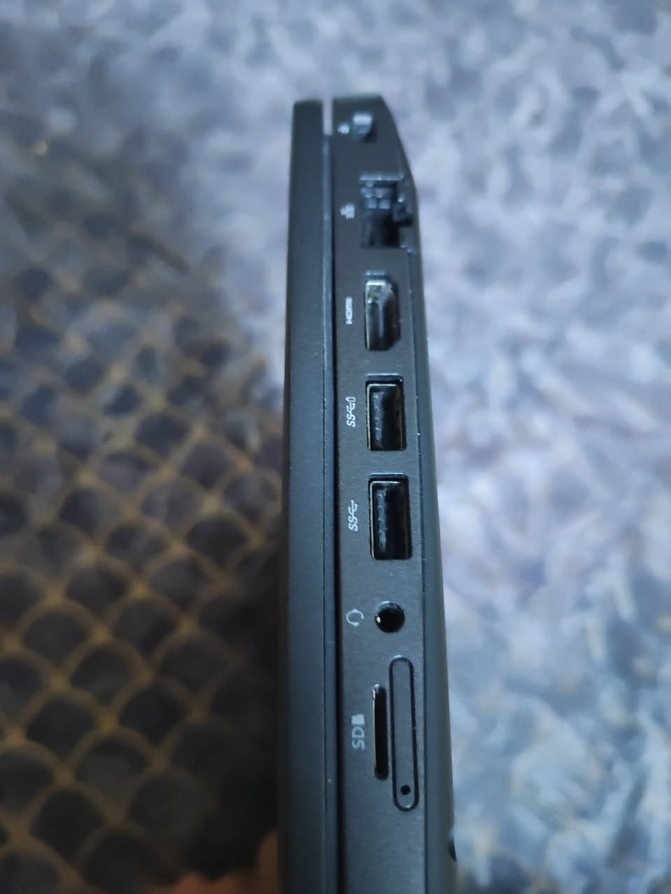 السلام عليكم ورحمه الله
لابتوب ديل dell مستعمل شي قليل مواصفات جدا قوية 

المعالج (CPU): Intel Core i7 من الجيل التاسع فئة H العالية الأداء 
الذاكرة العشوائية (RAM): 16 جيجابايت DDR4.
التخزين (SSD): 256 جيجابايت SSD.
كرت الشاشة (GPU): منفصل بسعة 4 جيجابايت (مخصص لبرامج الهندسة والتصميم مثل civil 3D وبرامج اخرى تحتاج مواصفات قوية
الشاشة: بحجم 15.6 بوصة (دقة Full HD).
منفذ سيم كارد sim

السعر 400 الف 
اتصل او راسلني واتساب على هذا الرقم ***********
